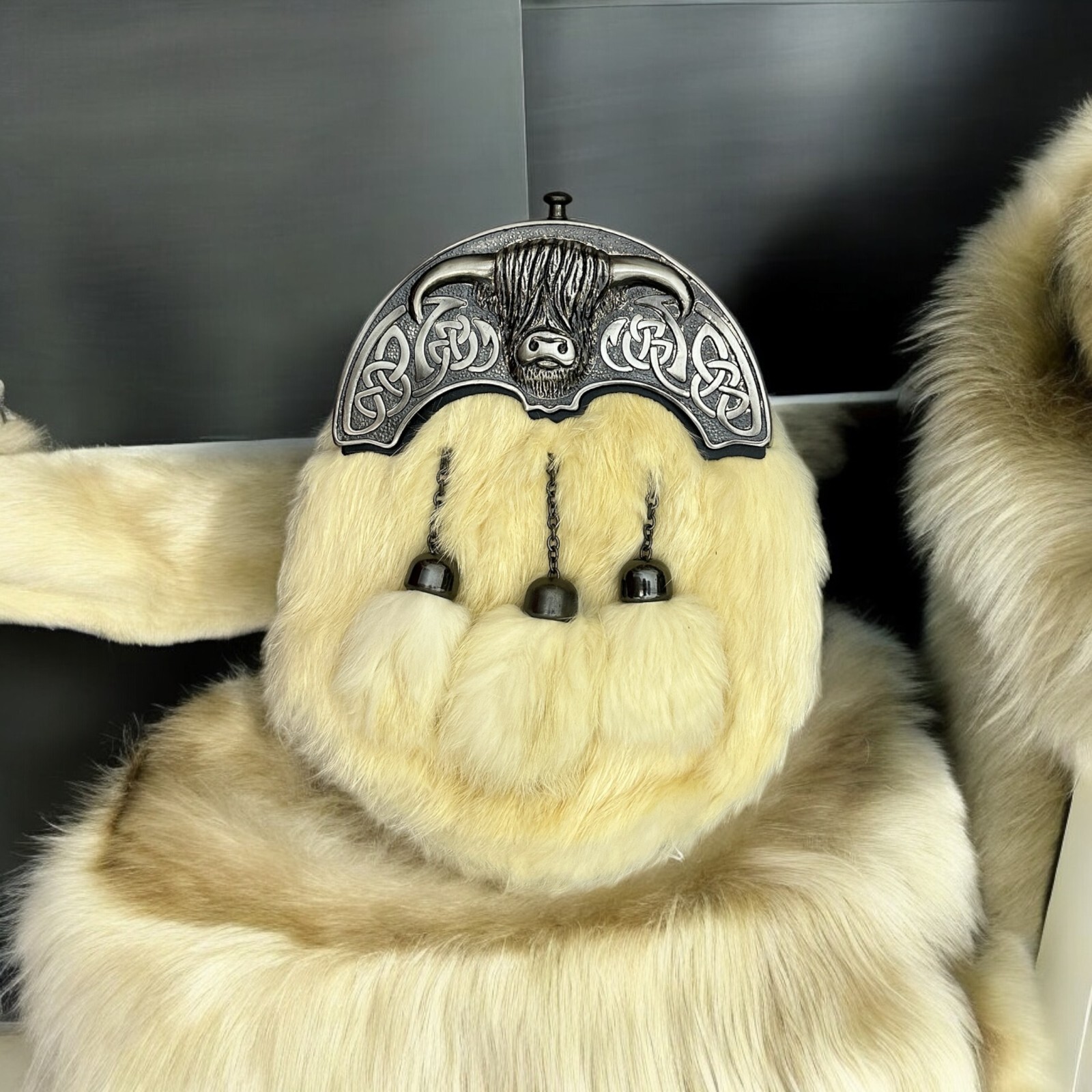 Scottish Full Dress – Antique Cow Head Cantle With White Fur