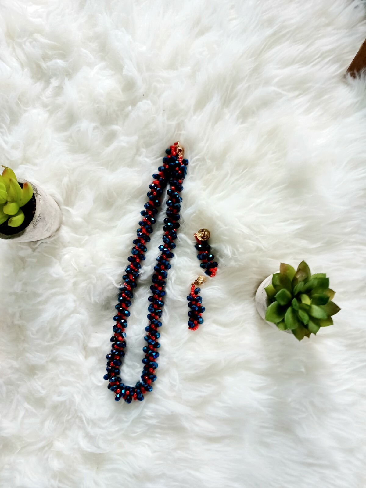 Trendy, versatile bead necklace with earrings