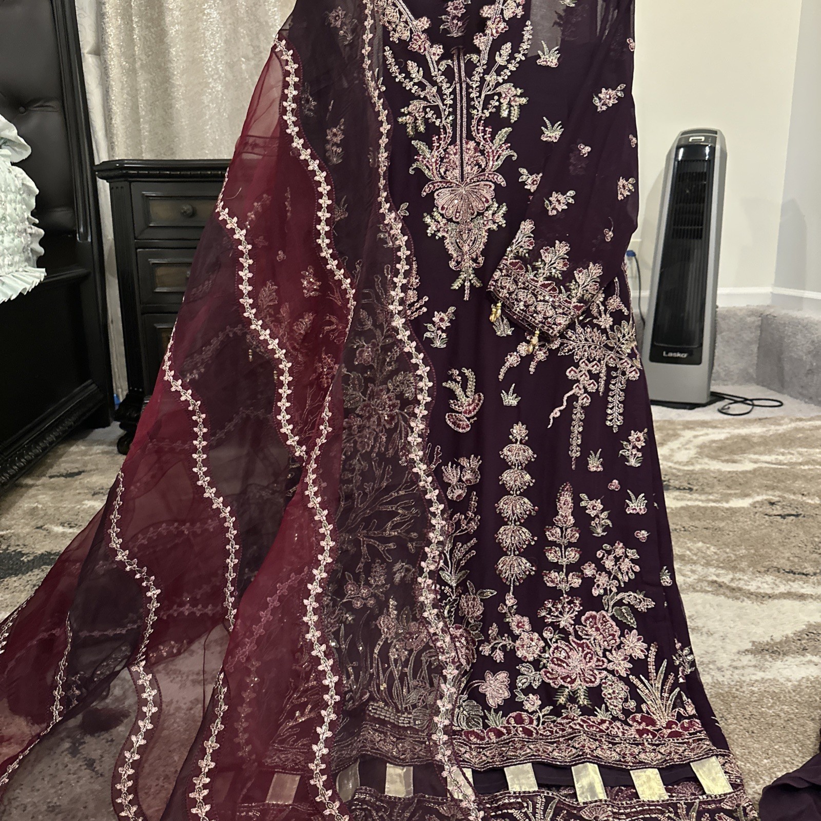 Indian Diwali Boutique Embroidered Chiffon. 38 M sleeves not lined churidar
