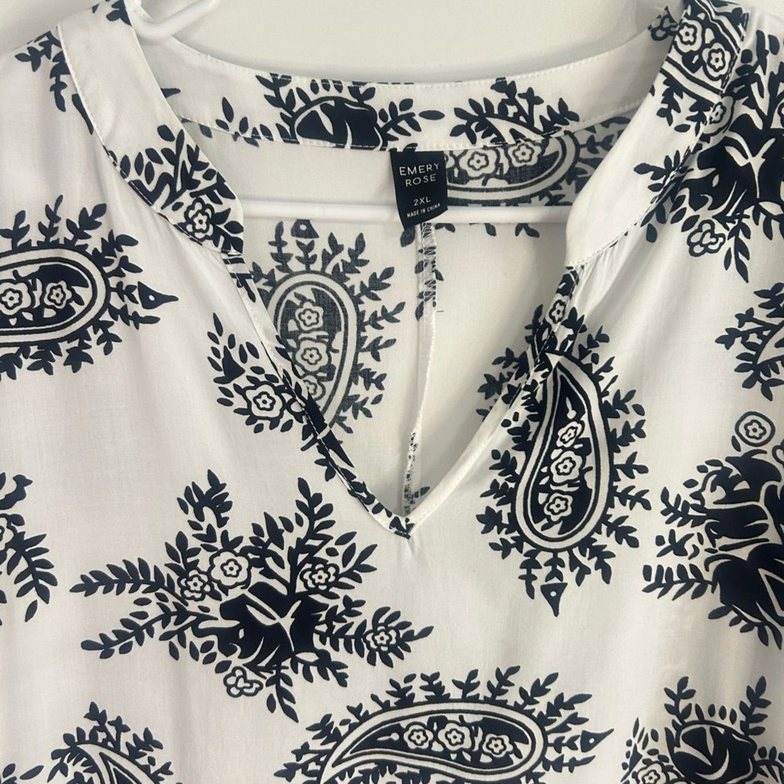 EMELY ROSE women blouse .White bohemian vacation floral. 100% viscose Size 2 XL.