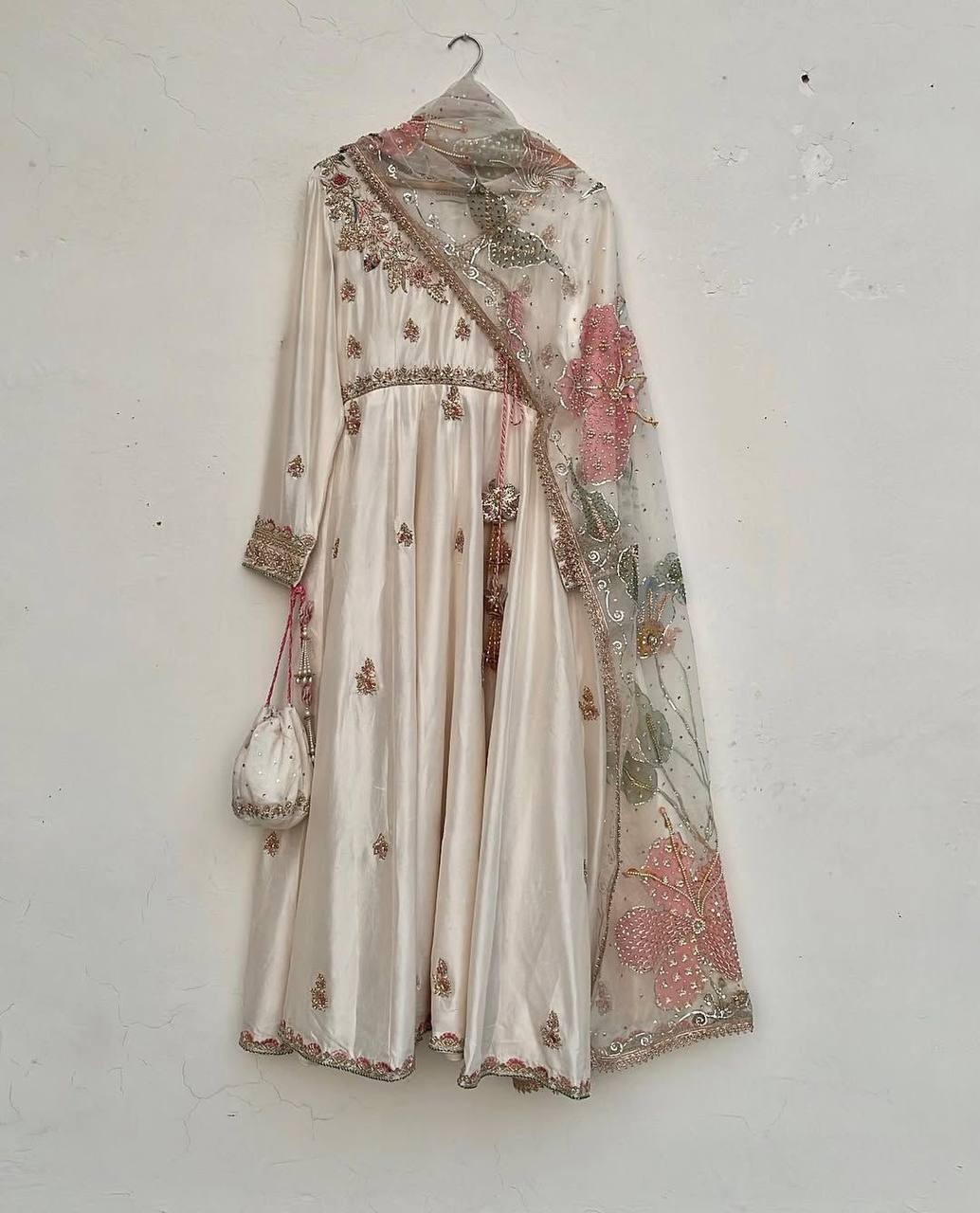 New Fashionable Cream Chinon Salwar Kameez With Organza Dupatta For Reception