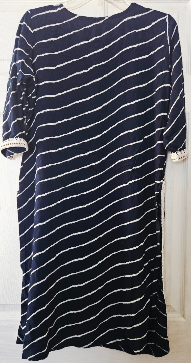 Women’s Striped Kurta With Embroidered Detailed NeckLine Size 40/With Slits