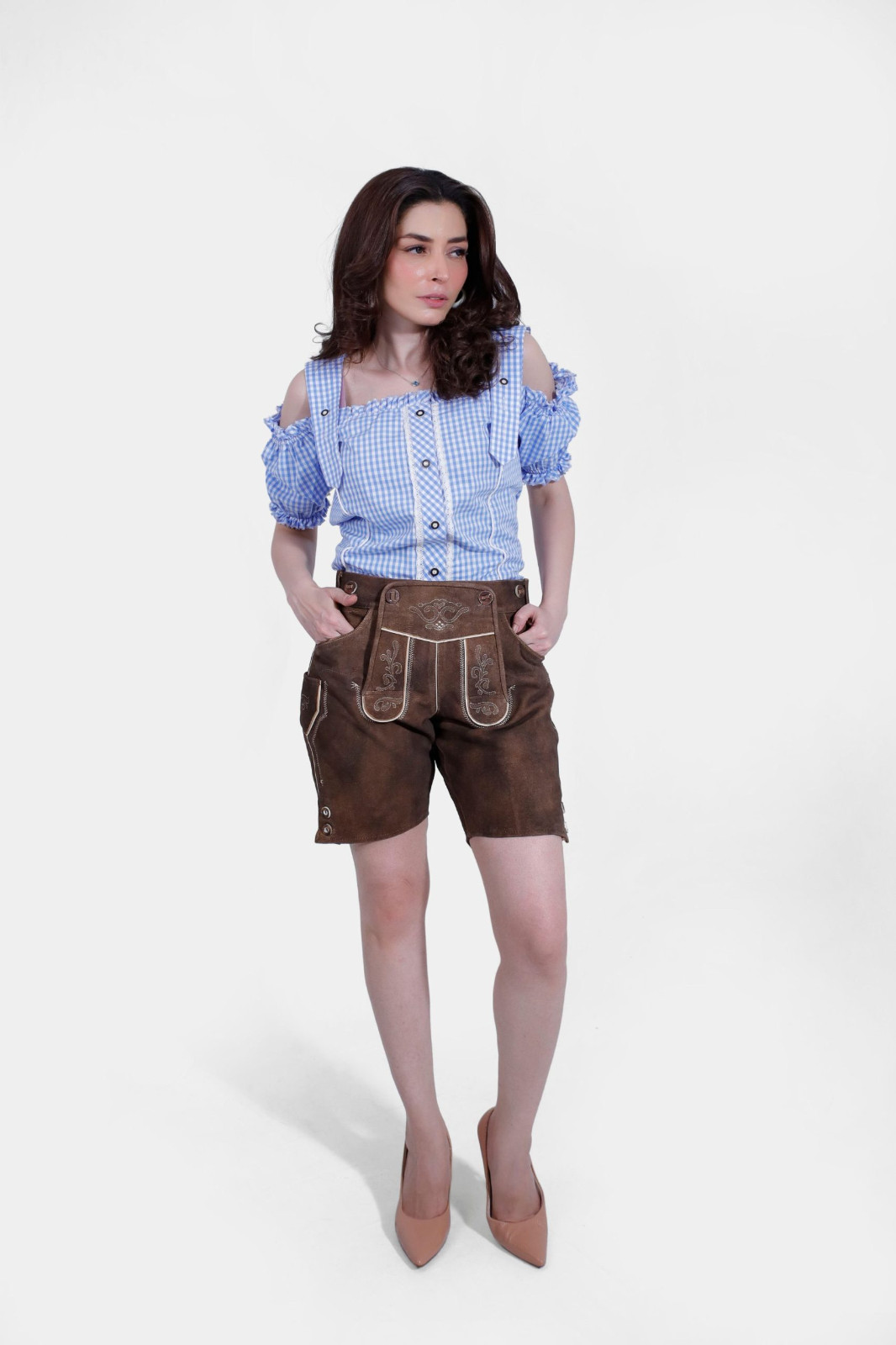 Paula Beer Lederhosen Outfit