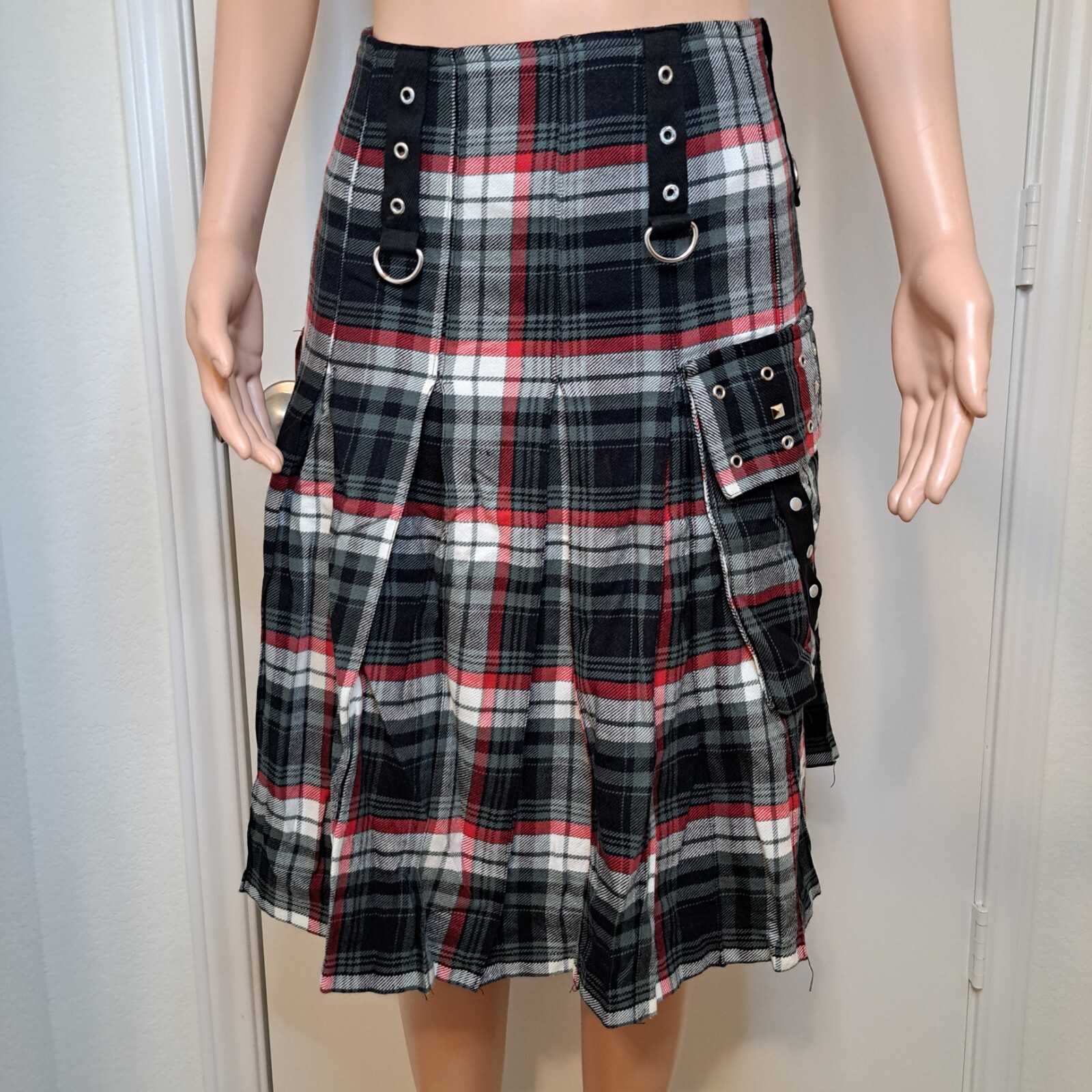 Dead Threads Unisex Goth Skirt Kilt Scottish Alt Plaid Tartan Black Red Sz M 30