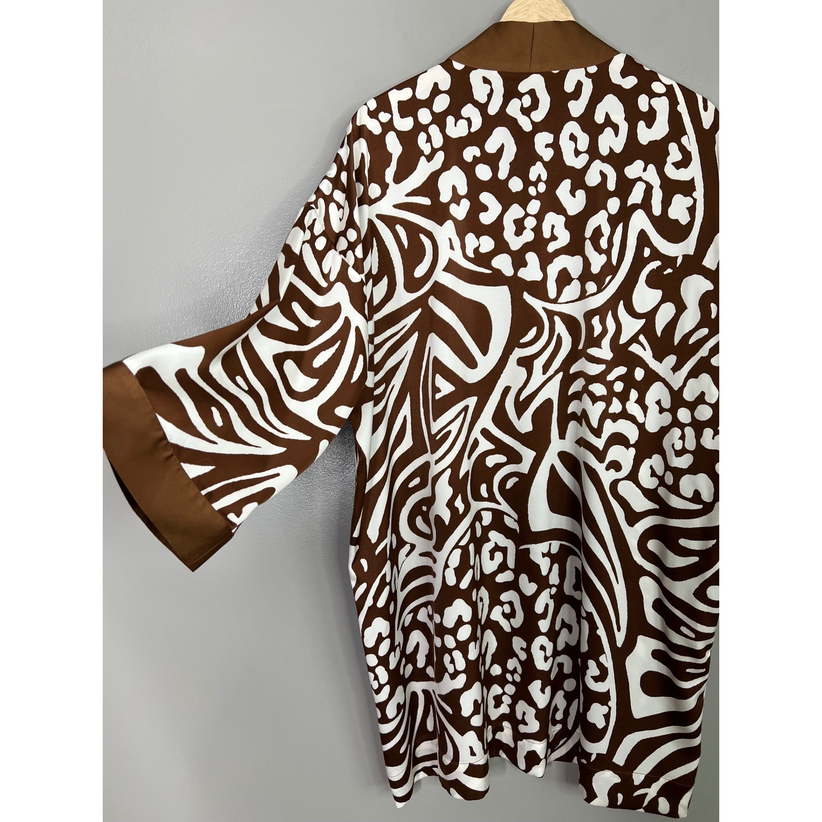 Chico’s brown white kimono satin large XL travel artsy resortwear festival