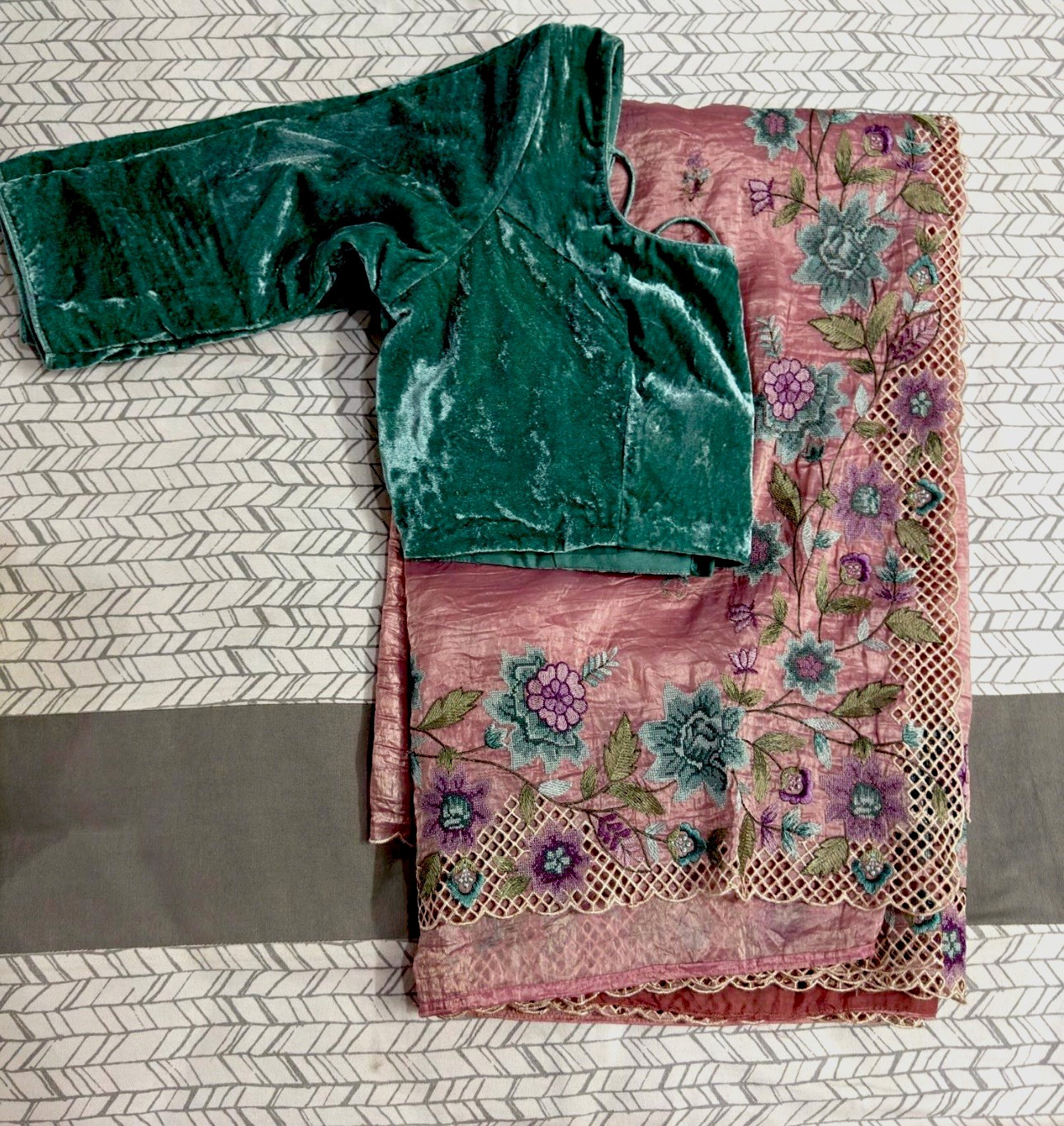 Women’s Pink Silk Saree/Sari Floral Embroidered Border with Green Blouse, 1Sz