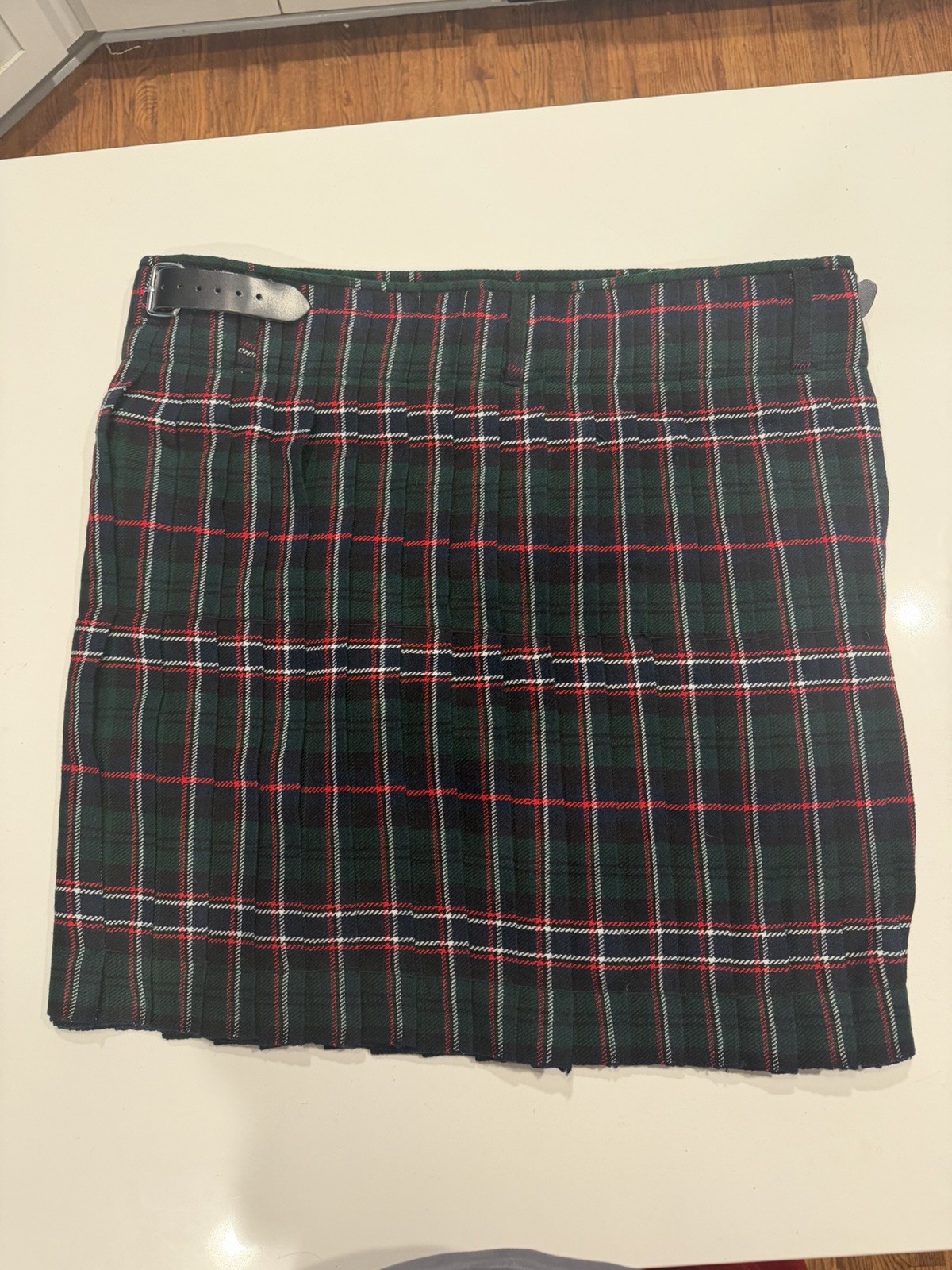 New Scottish National tar Kilt Size 44 NWOT Unworn With Basting Strings Scottish