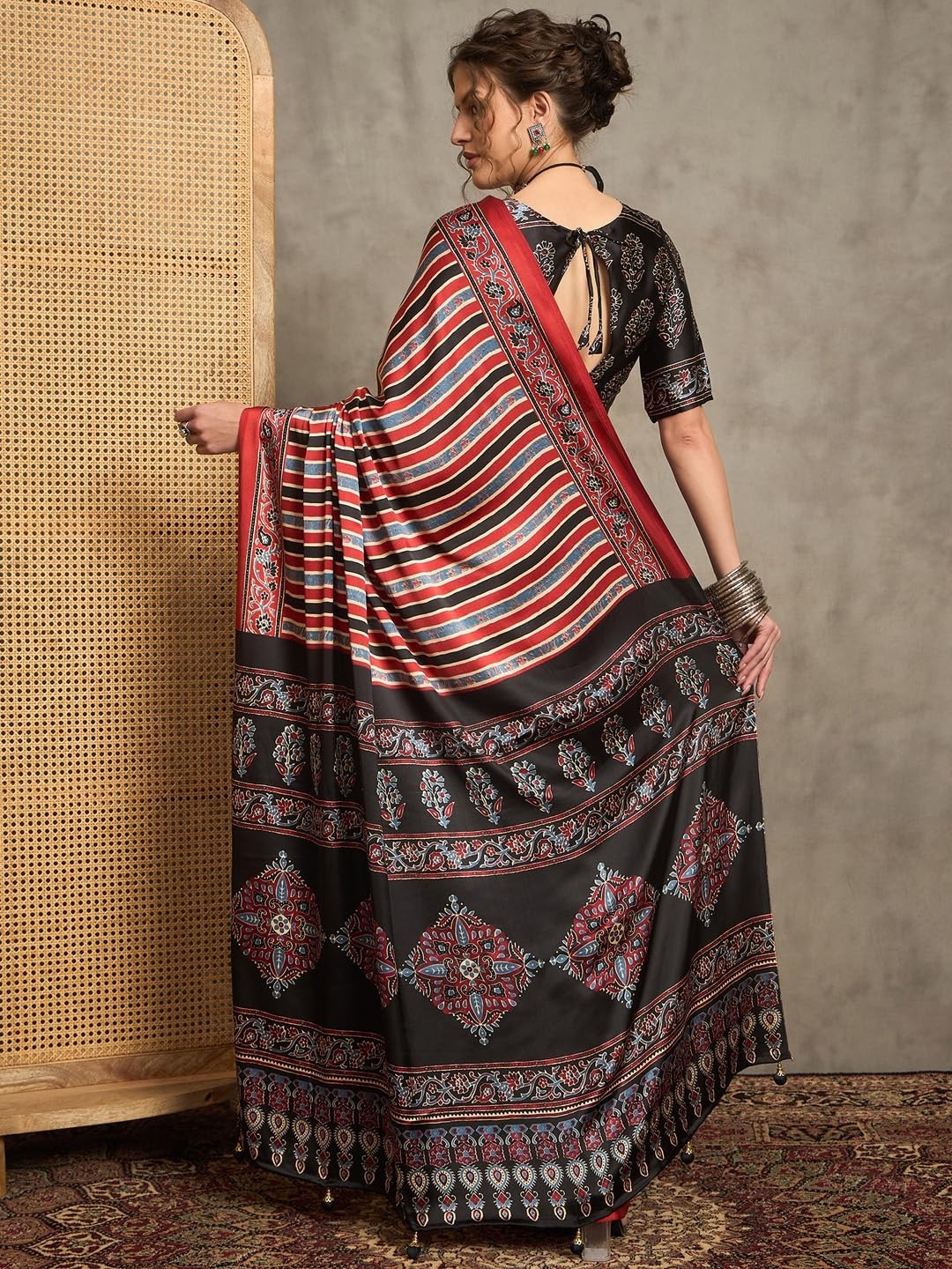 Women’s Pure Crepe Striped Printed Saree With Unstitched Blouse Piece