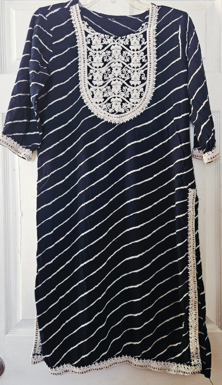 Women’s Striped Kurta With Embroidered Detailed NeckLine Size 40/With Slits