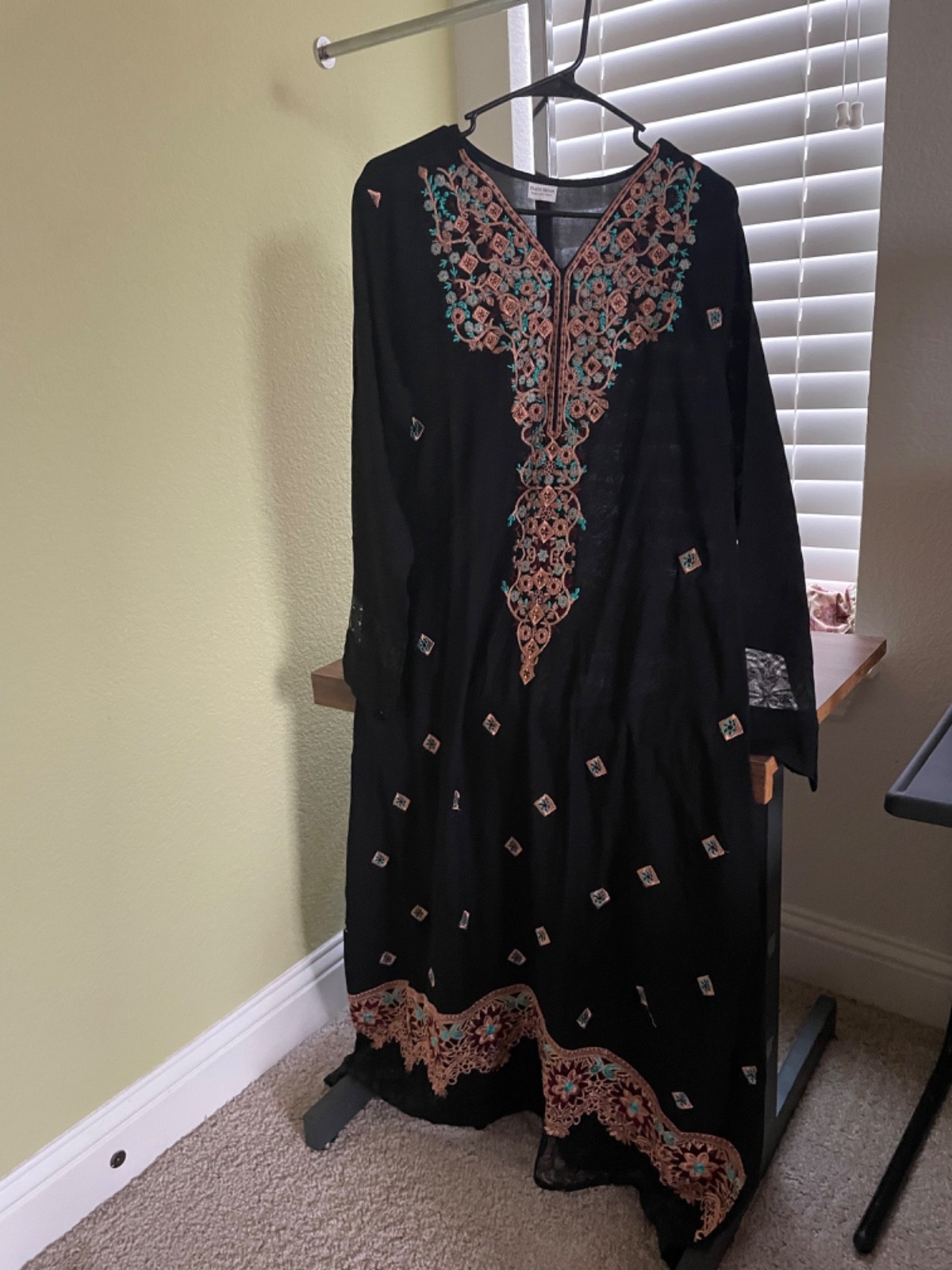 woman beautiful cotton/Linen suit Black shirt green trouser & dupatta.