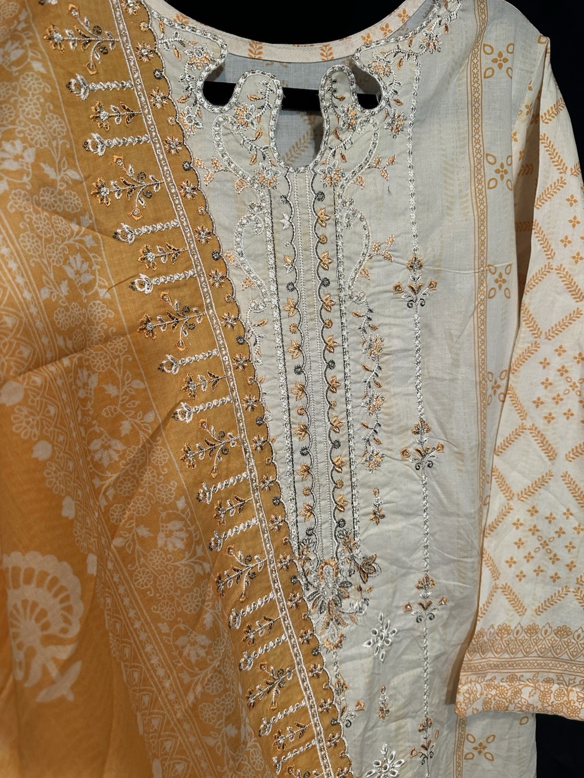 ‼️ CLEARANCE ‼️ Emb Lawn Suit 3 Pc. Emb Dupatta . Large Only – $26