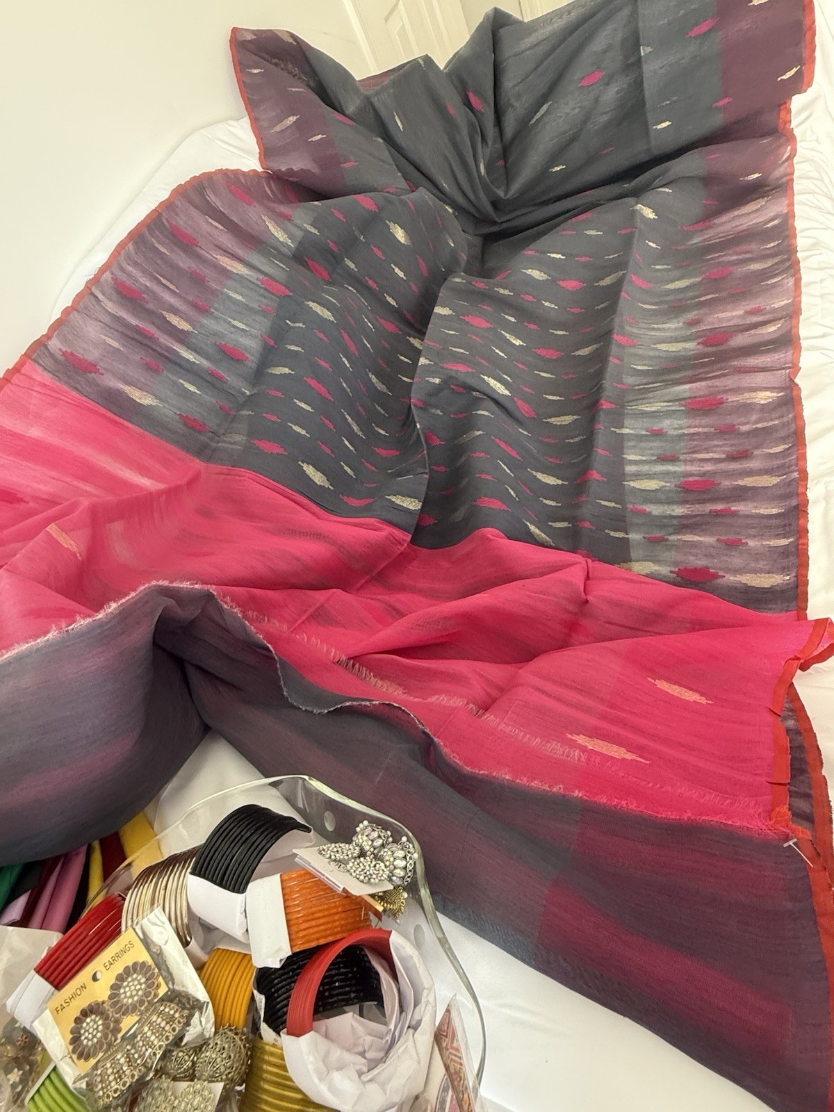NEW, Handmade, Original Dhakai Jamdani Saree ( item#L2137 ) Only $29