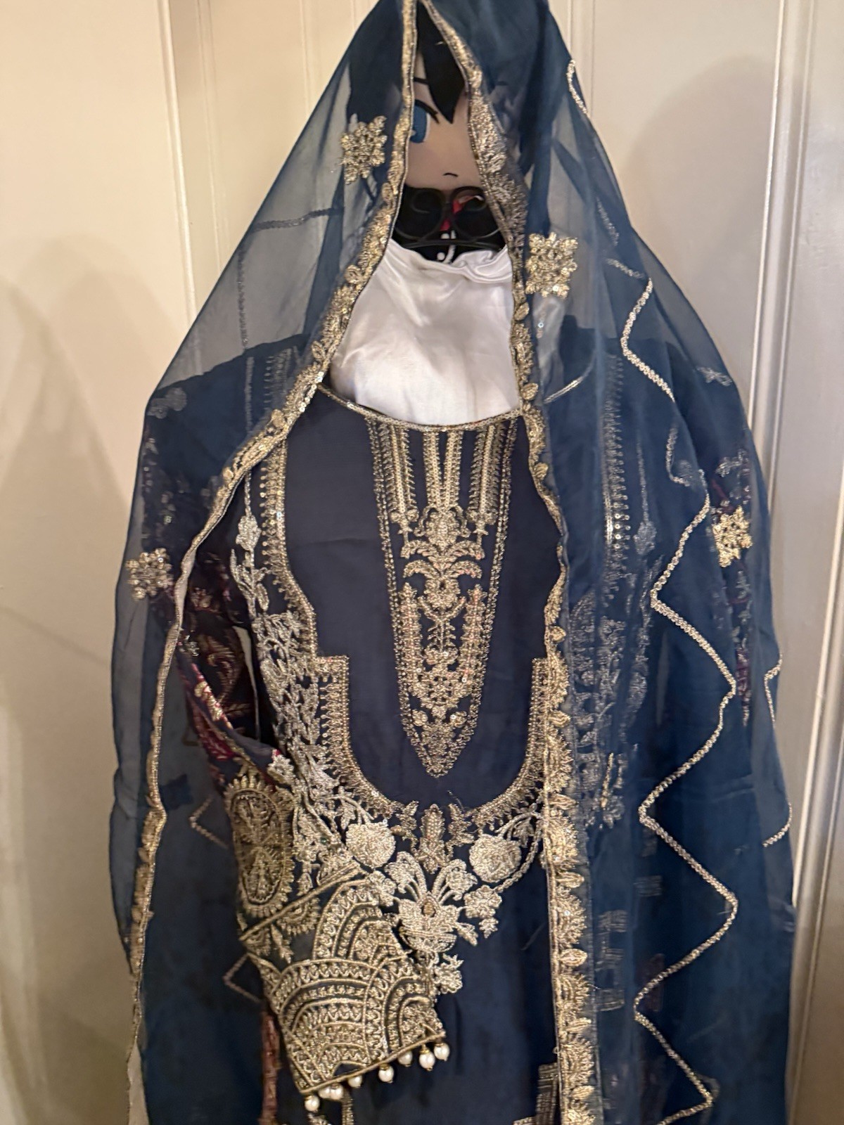 Absolutely beautiful designer Outfit by Marium & Maria in Small to Medium Size