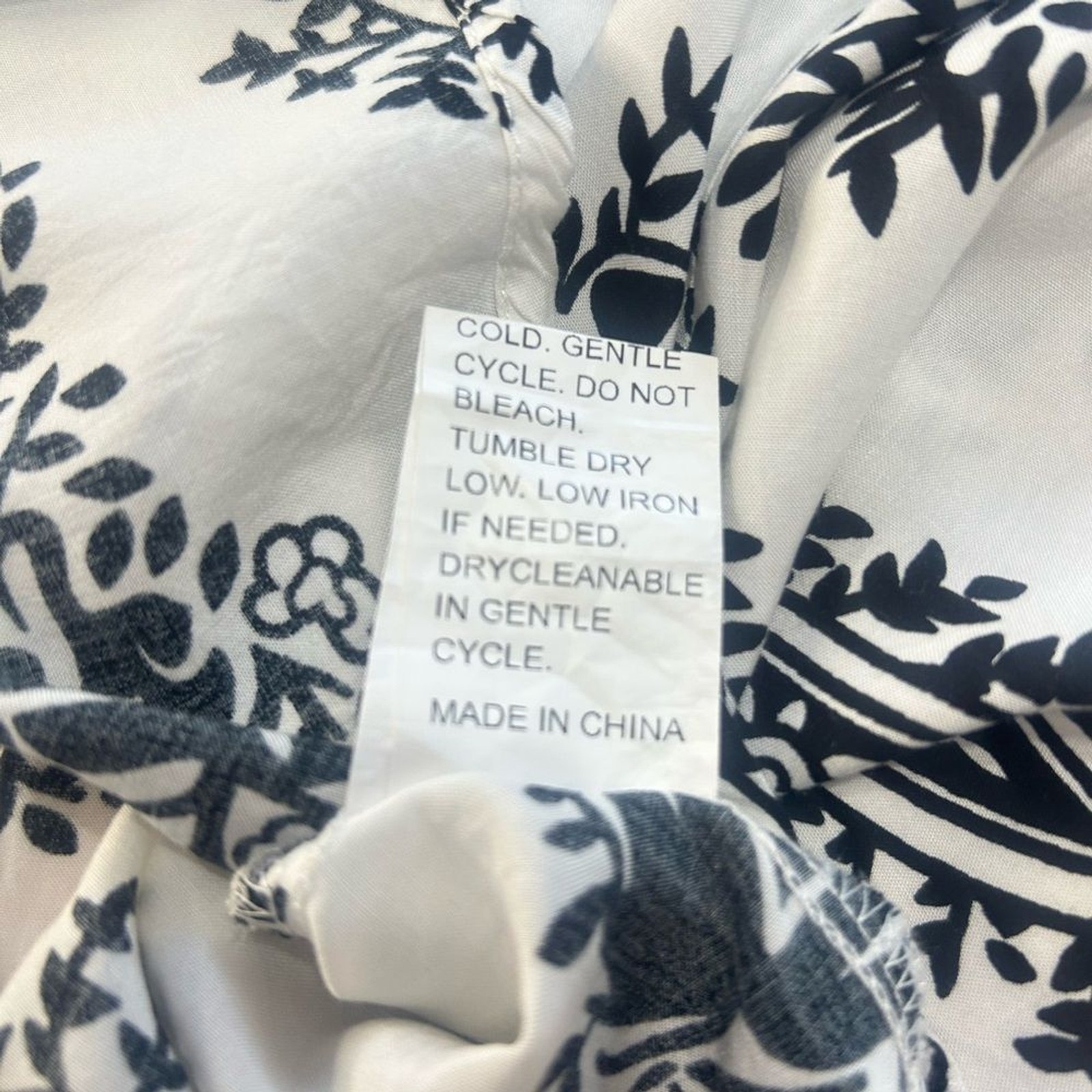 EMELY ROSE women blouse .White bohemian vacation floral. 100% viscose Size 2 XL.