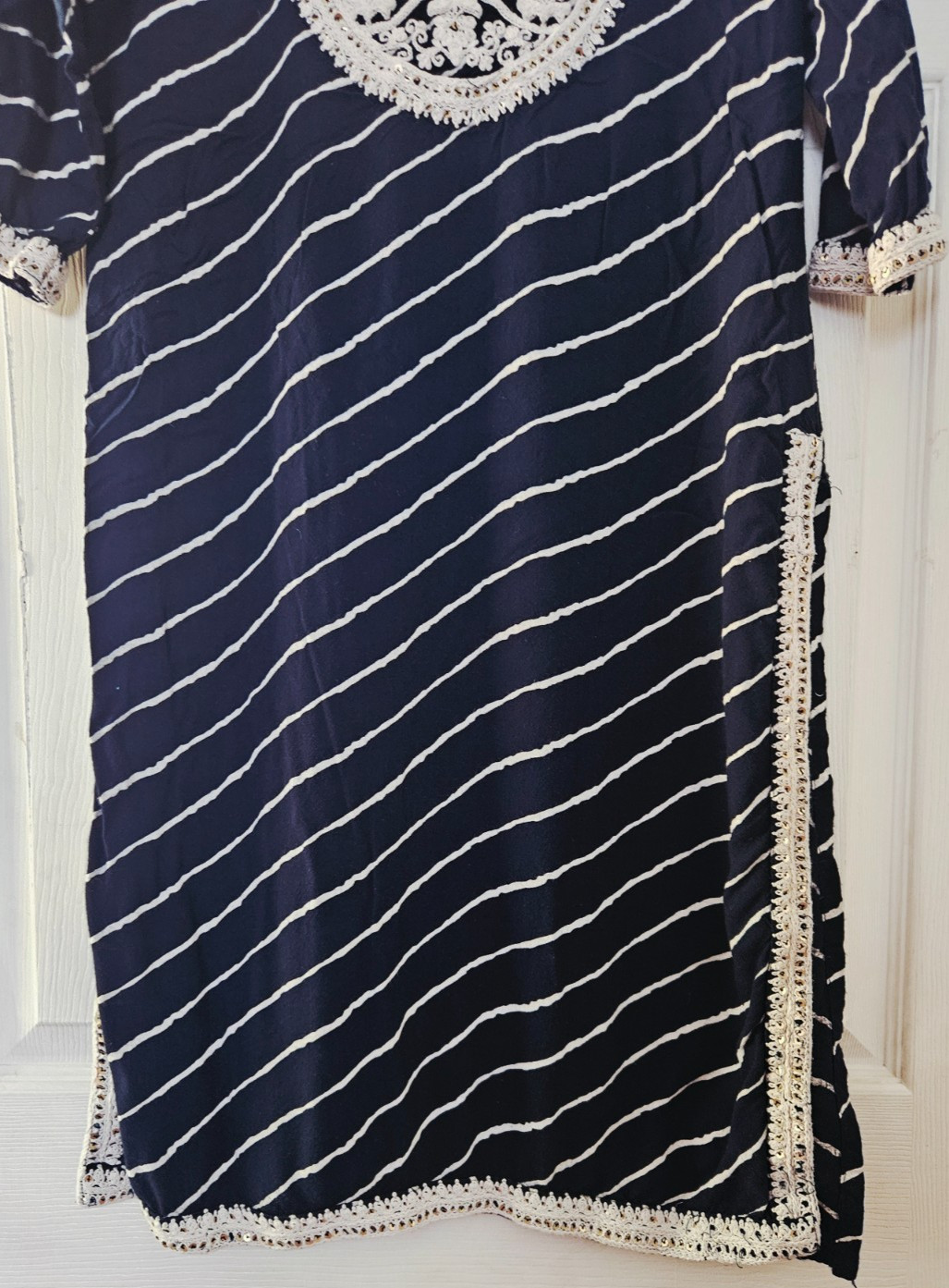 Women’s Striped Kurta With Embroidered Detailed NeckLine Size 40/With Slits