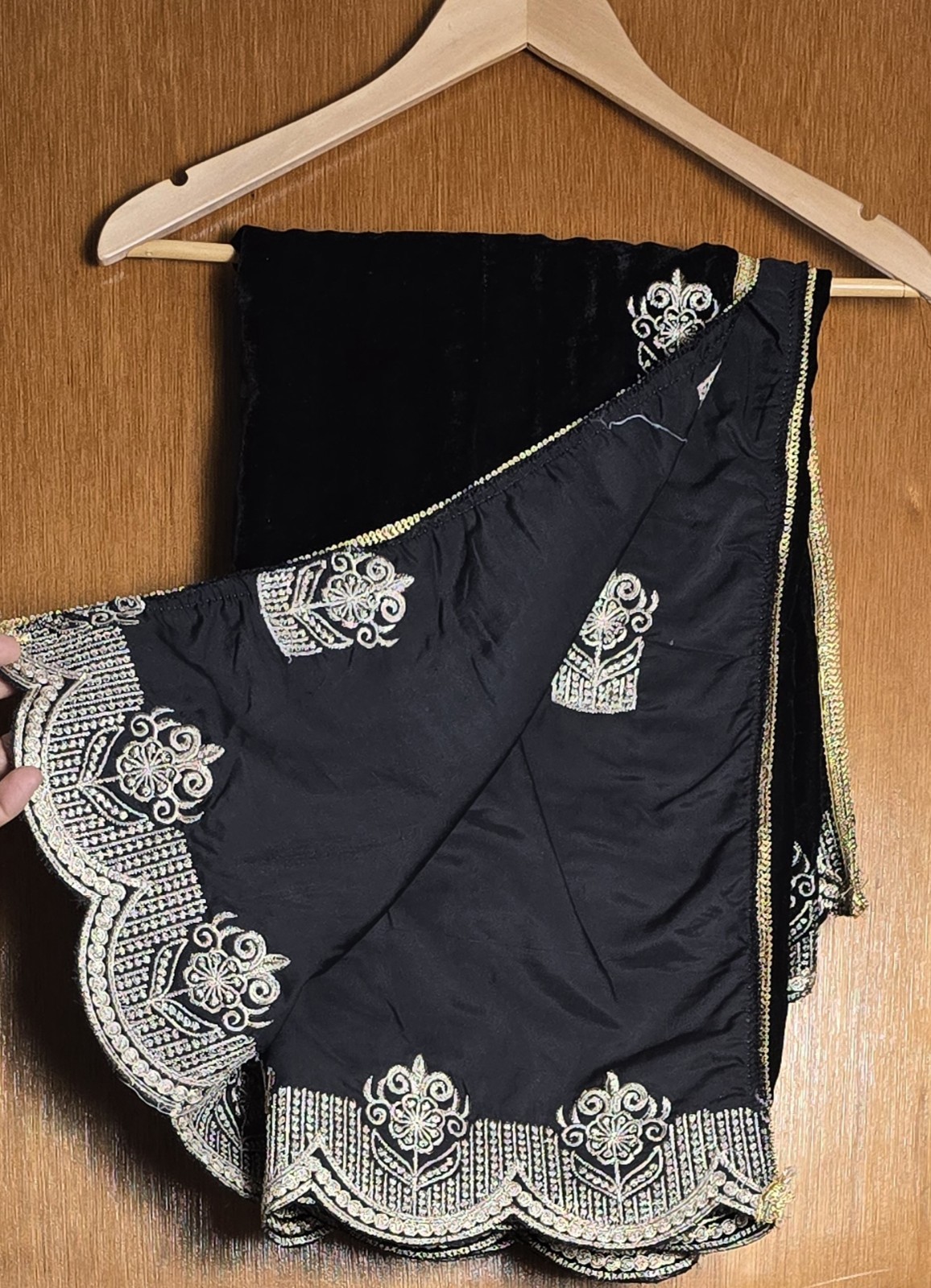 Beautiful embroidery work pakistani velvet shawl