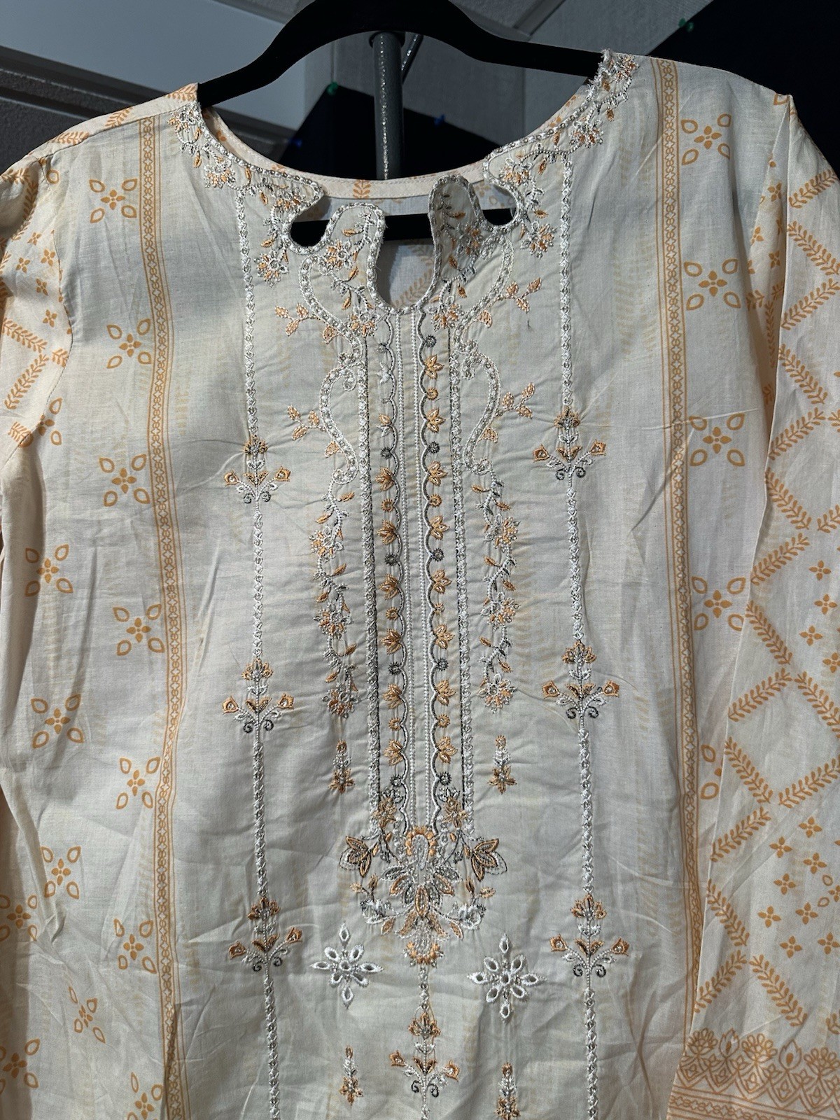 ‼️ CLEARANCE ‼️ Emb Lawn Suit 3 Pc. Emb Dupatta . Large Only – $26