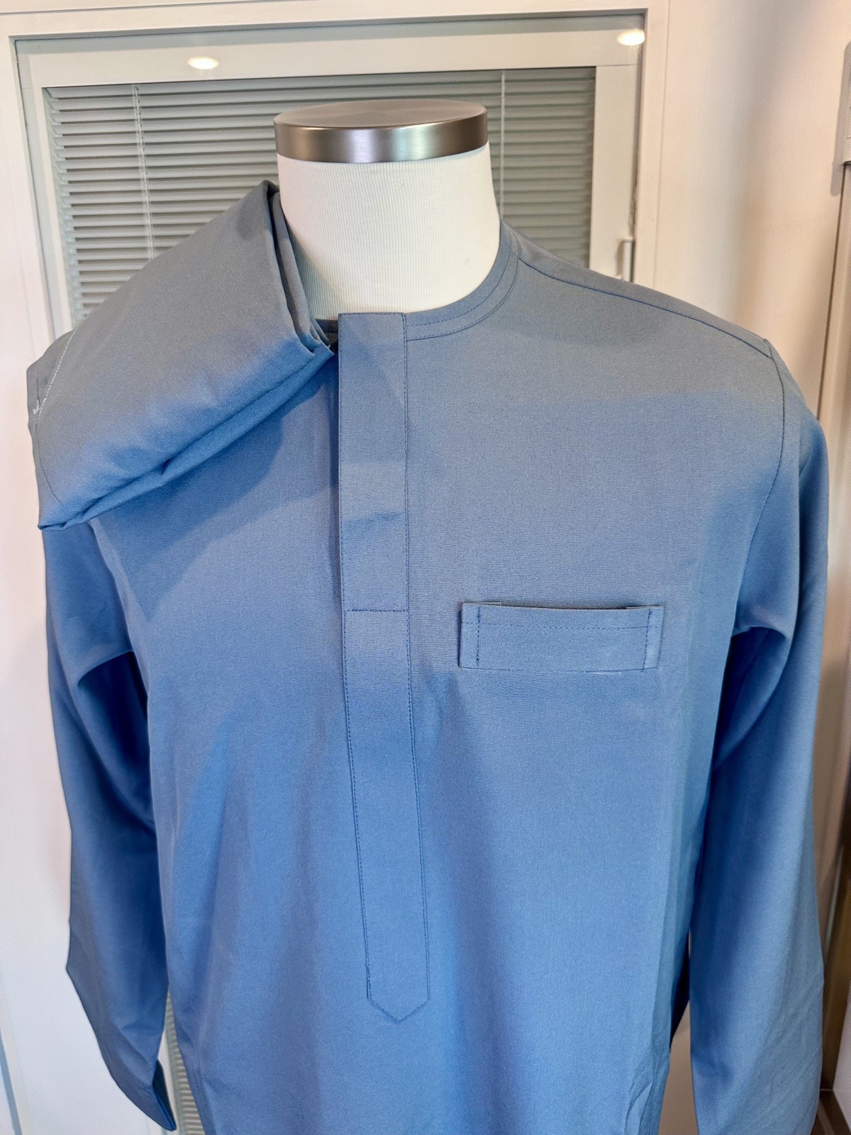 2piece set of African/Nigerian inspired Kaftan. A unique blue color in Size M/L