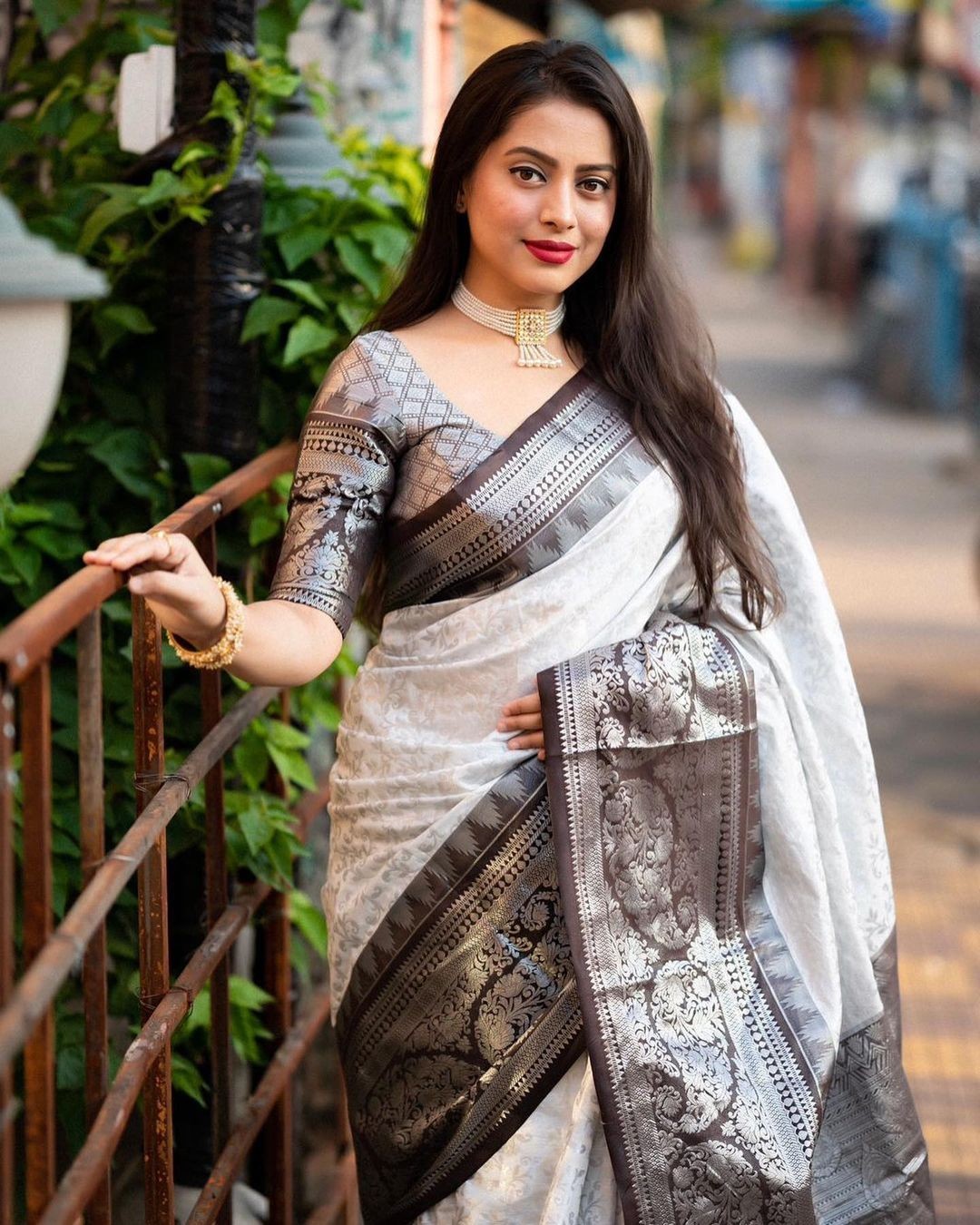 indian sarees for women Black Silk Saree Bollywood Jacquard Brocade Blouse Saree