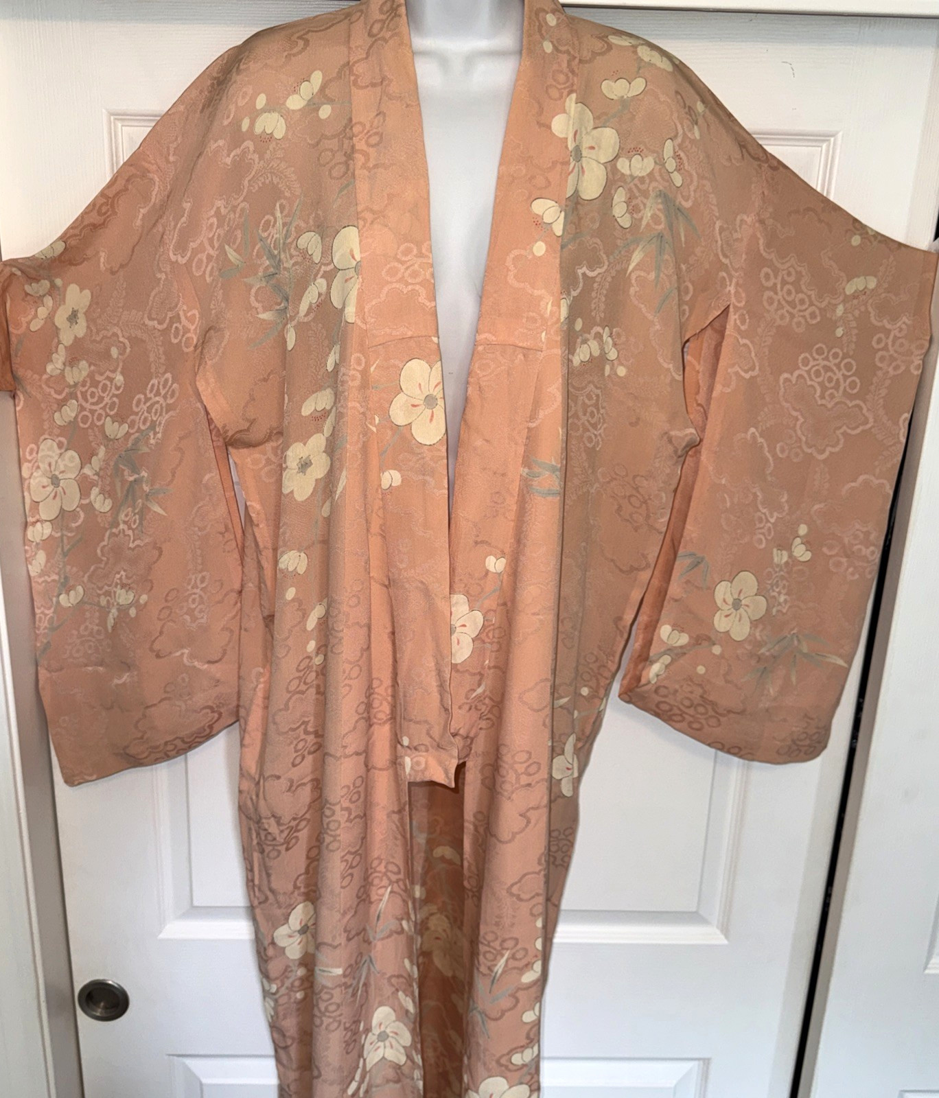 VINTAGE Kimono / Yukata SILK, peach floral design, lightweight ROBE