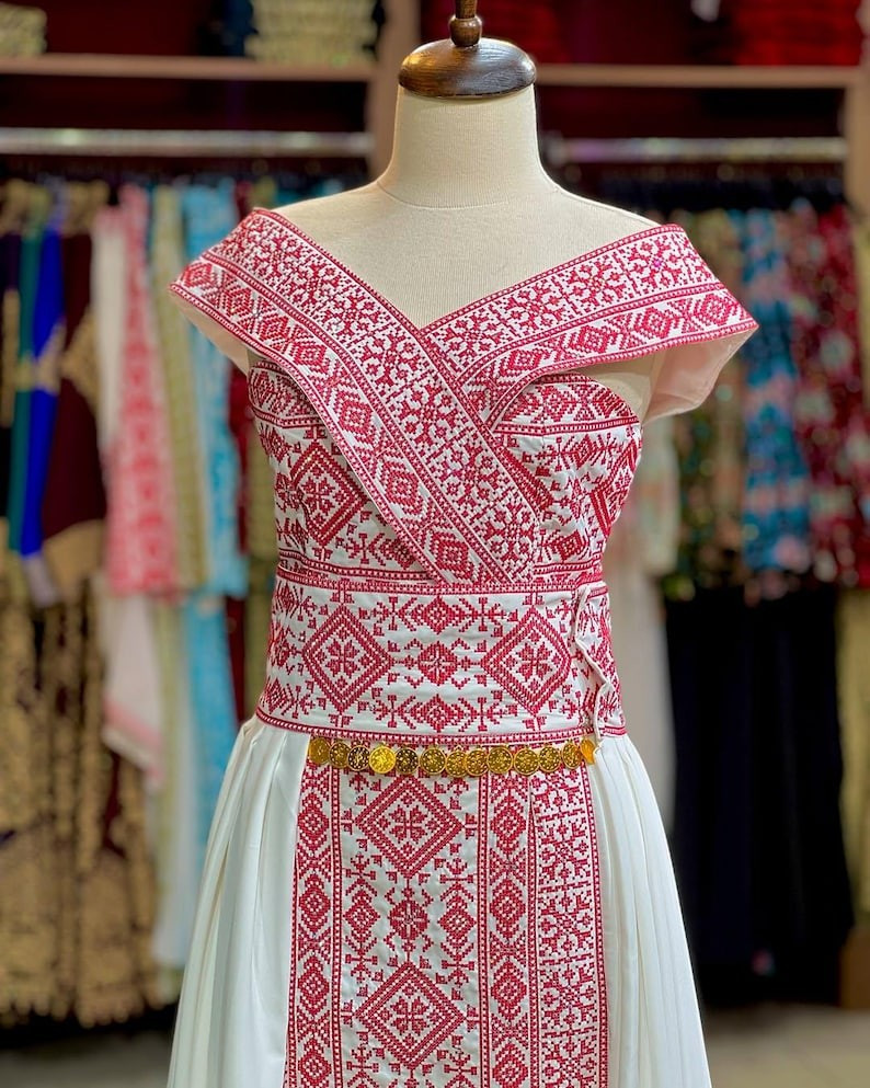 Exquisite Traditional Thobe with Handmade Tatreez and Coordinating Shawl