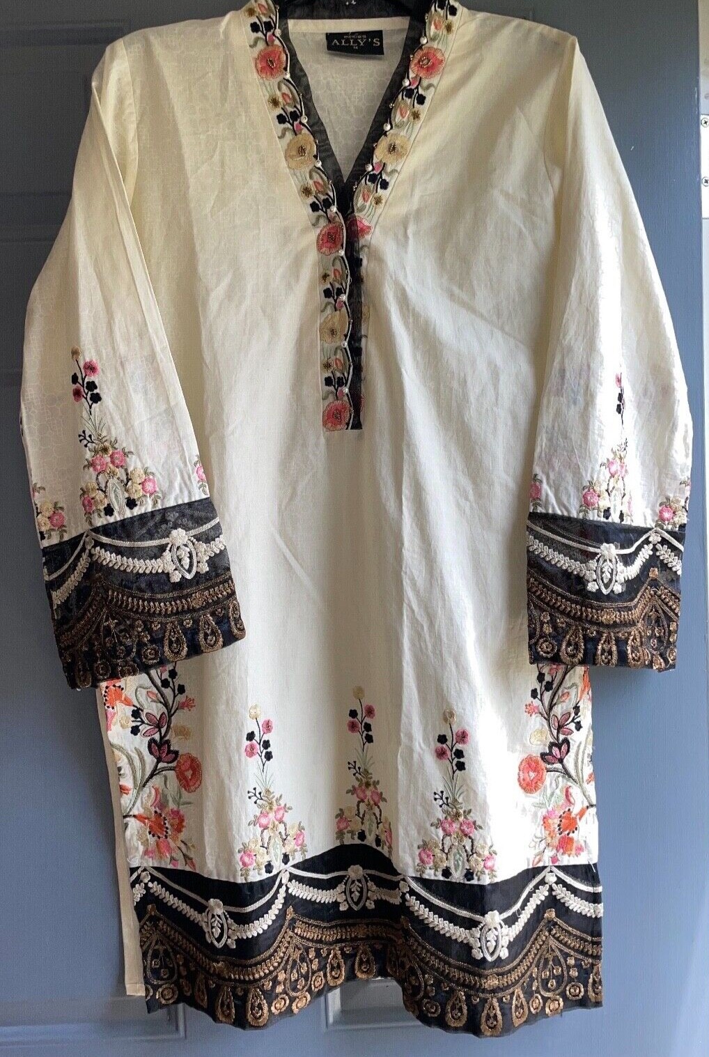 Women’s indian/ pakistani kurti medium embroidered with mid length  sleeves