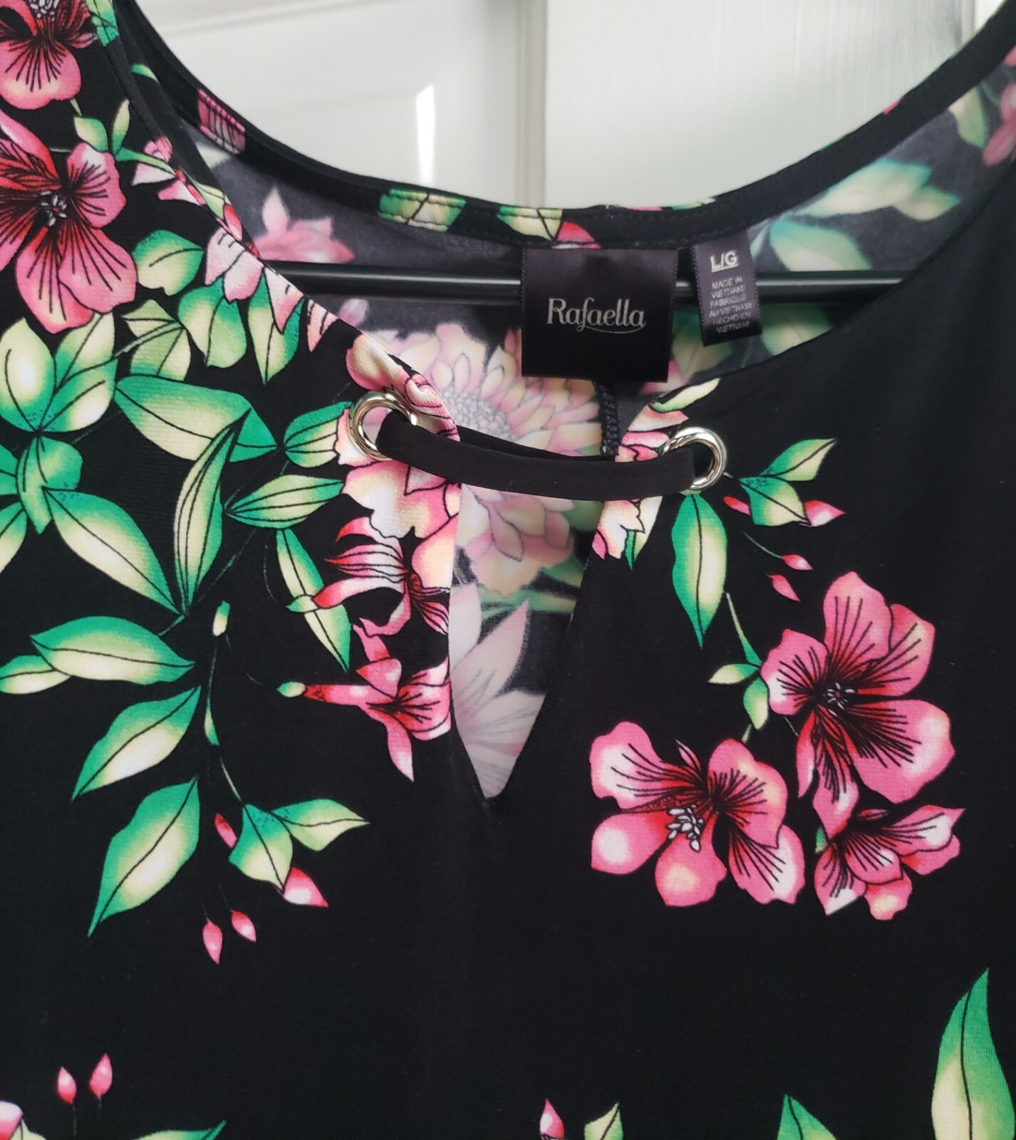 Beautiful Rafaella Large Black and Pink Floral Women’s shortsleeve blouse