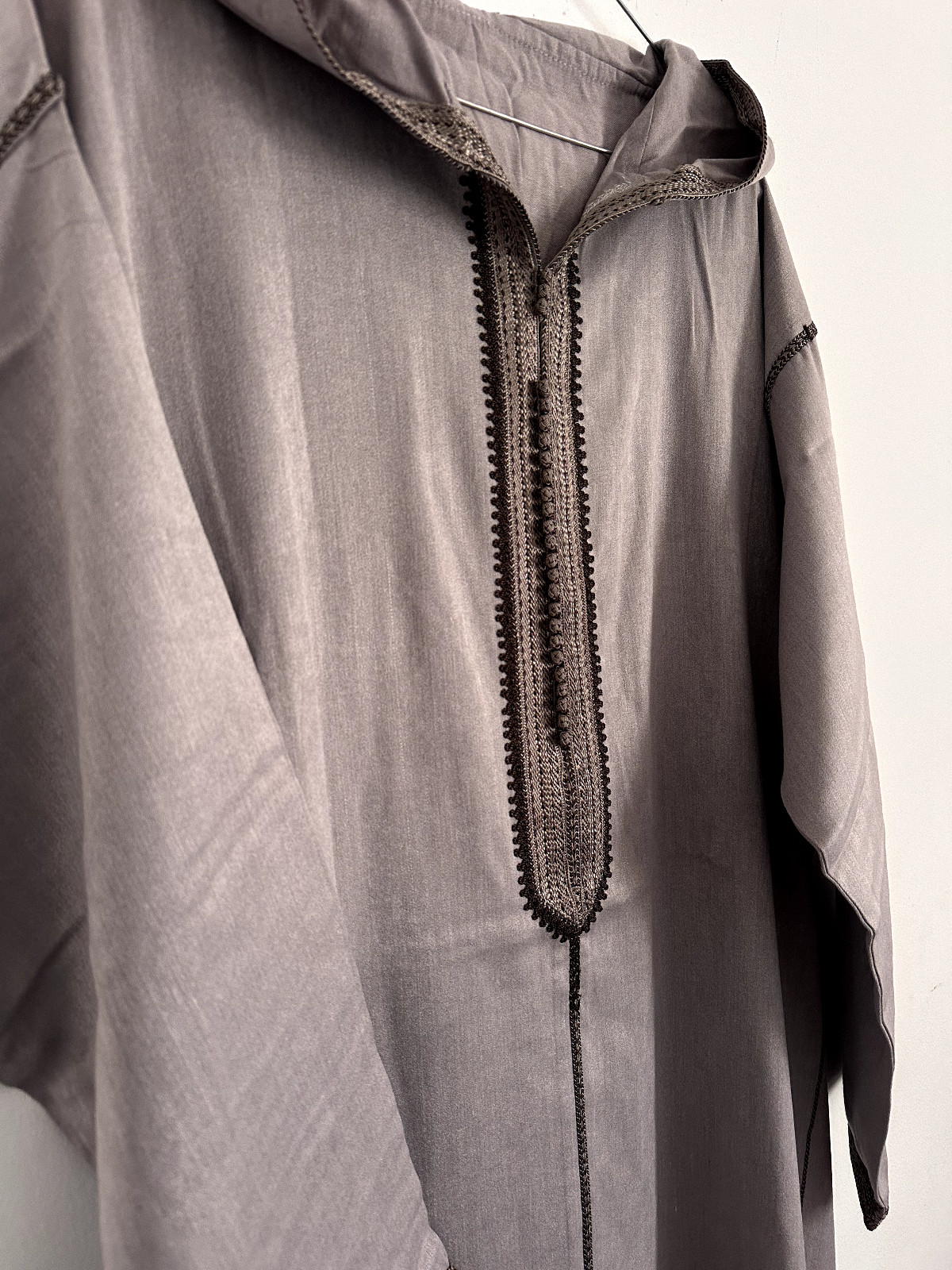 Elegant Men’s Moroccan Jellaba – Light Grey with Brown Sfifa Embroidery
