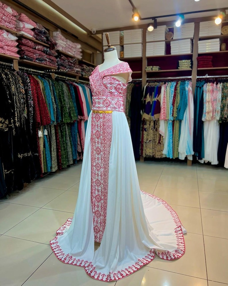 Exquisite Traditional Thobe with Handmade Tatreez and Coordinating Shawl