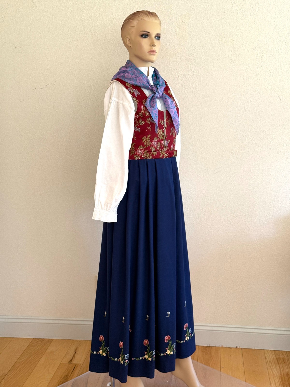 Rare AUTHENTIC NAVY NORWEGIAN BUNAD from FRØYA & ODIN in Norway size 16 Medium
