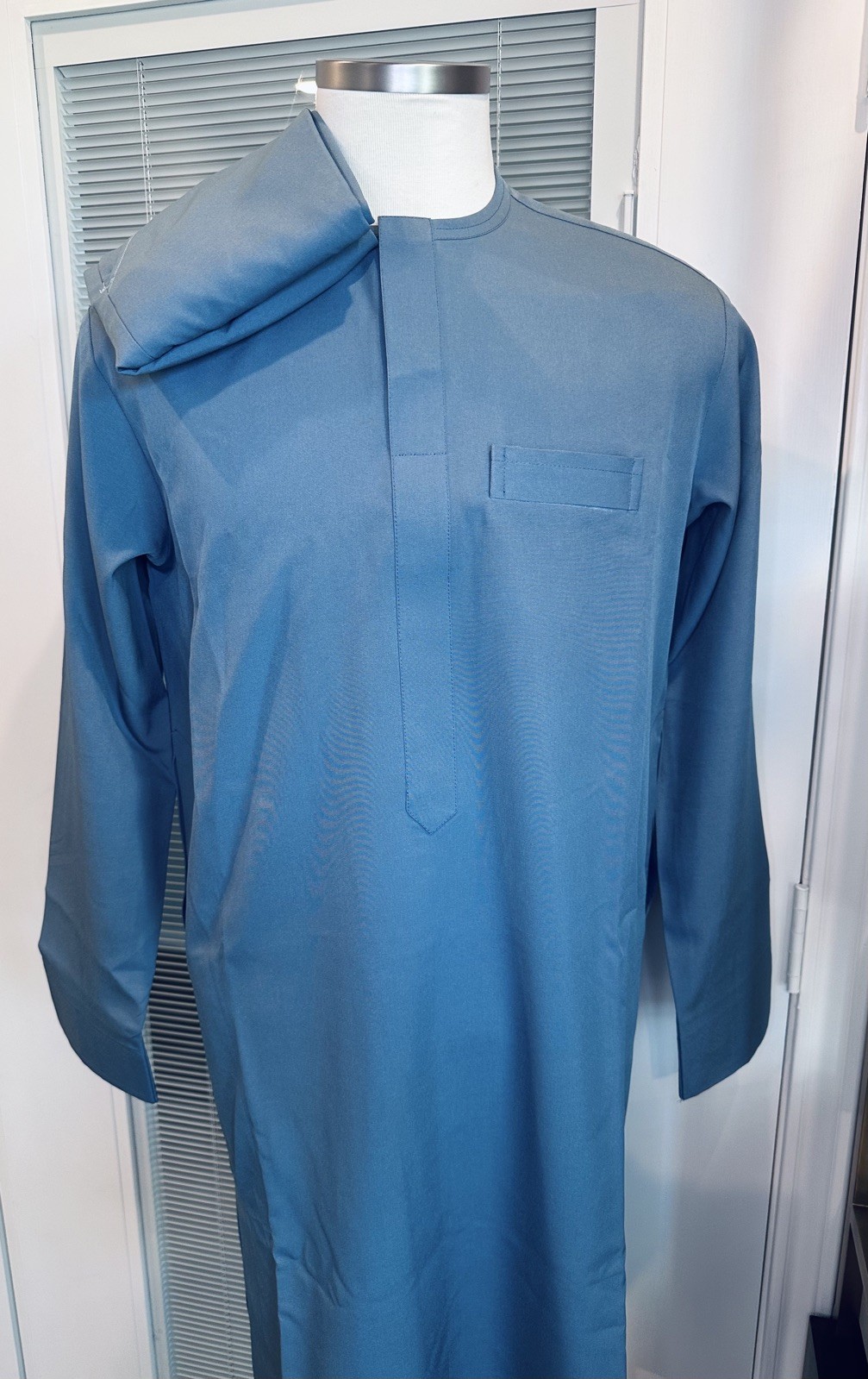 2piece set of African/Nigerian inspired Kaftan. A unique blue color in Size M/L