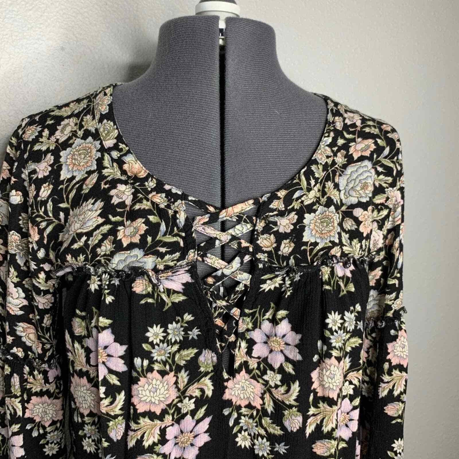 American Eagle floral peasant top xs