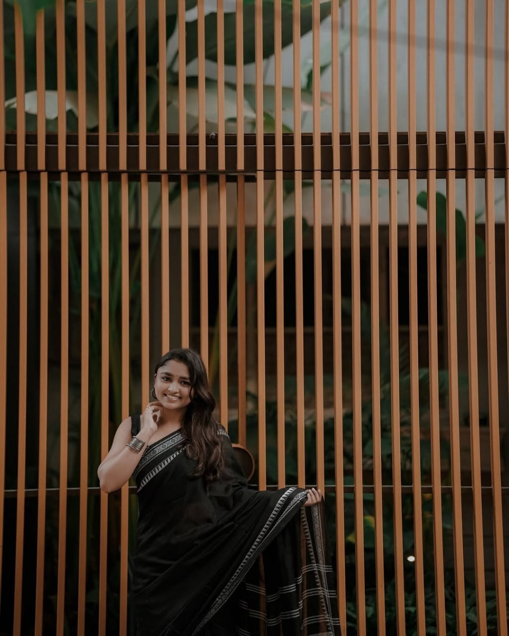 Luxury Black Saree with Gold Border – Indian Ethnic Dress for Women