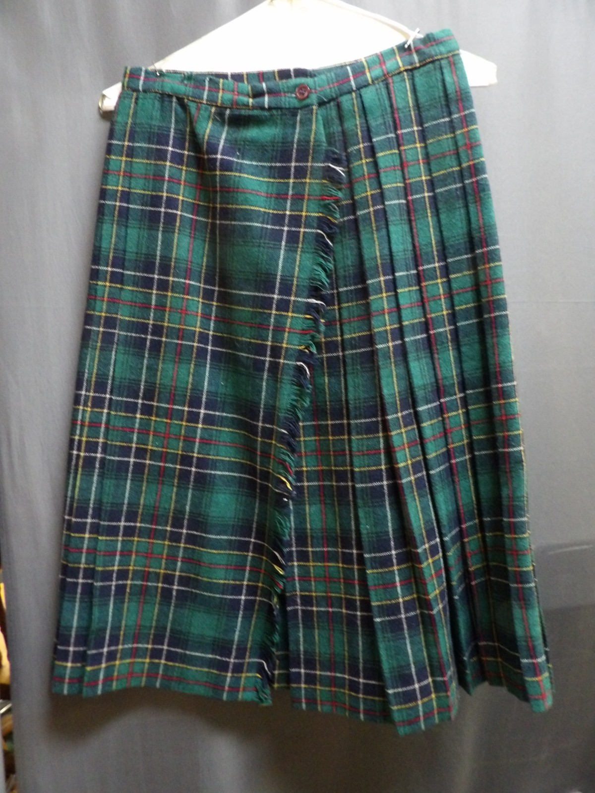 E9354 – Adam Ives green,blue,red,white,yellow,black scotish kilt – size 9/10