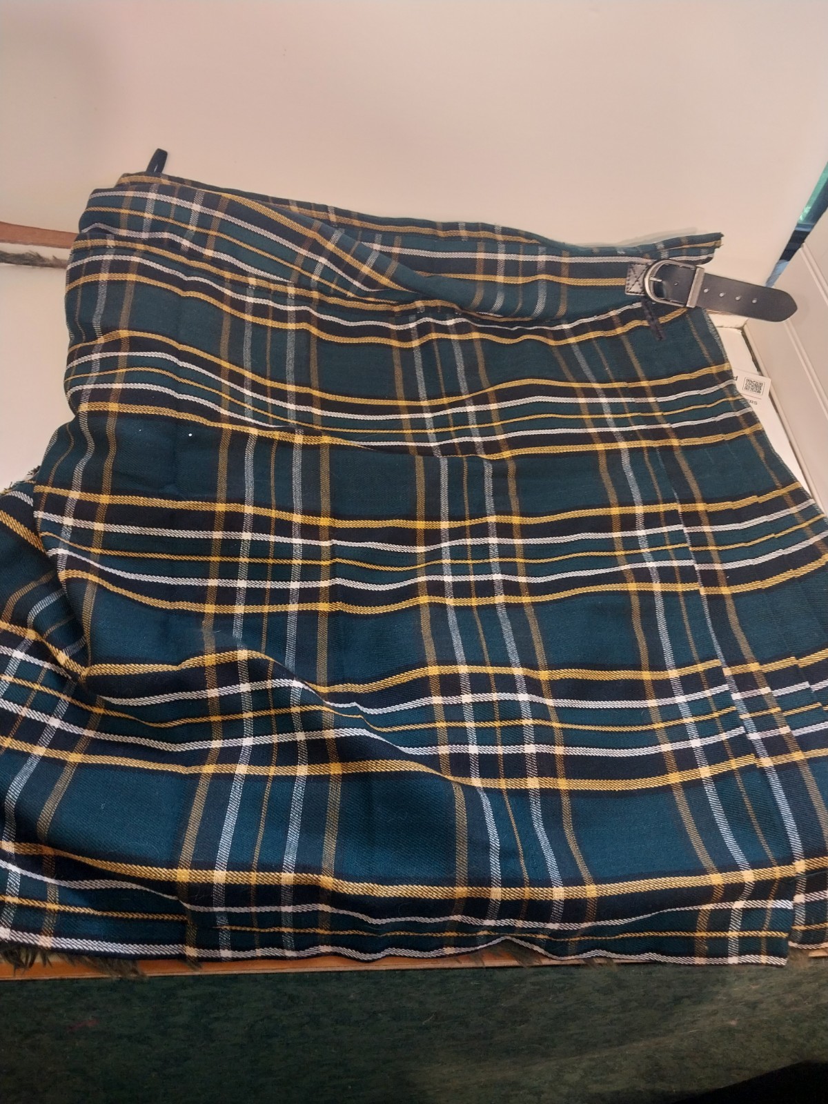 Highland Redstone 8-yard Men’s Irish Heritage Tartan Kilt – Polyviscose – 46/48