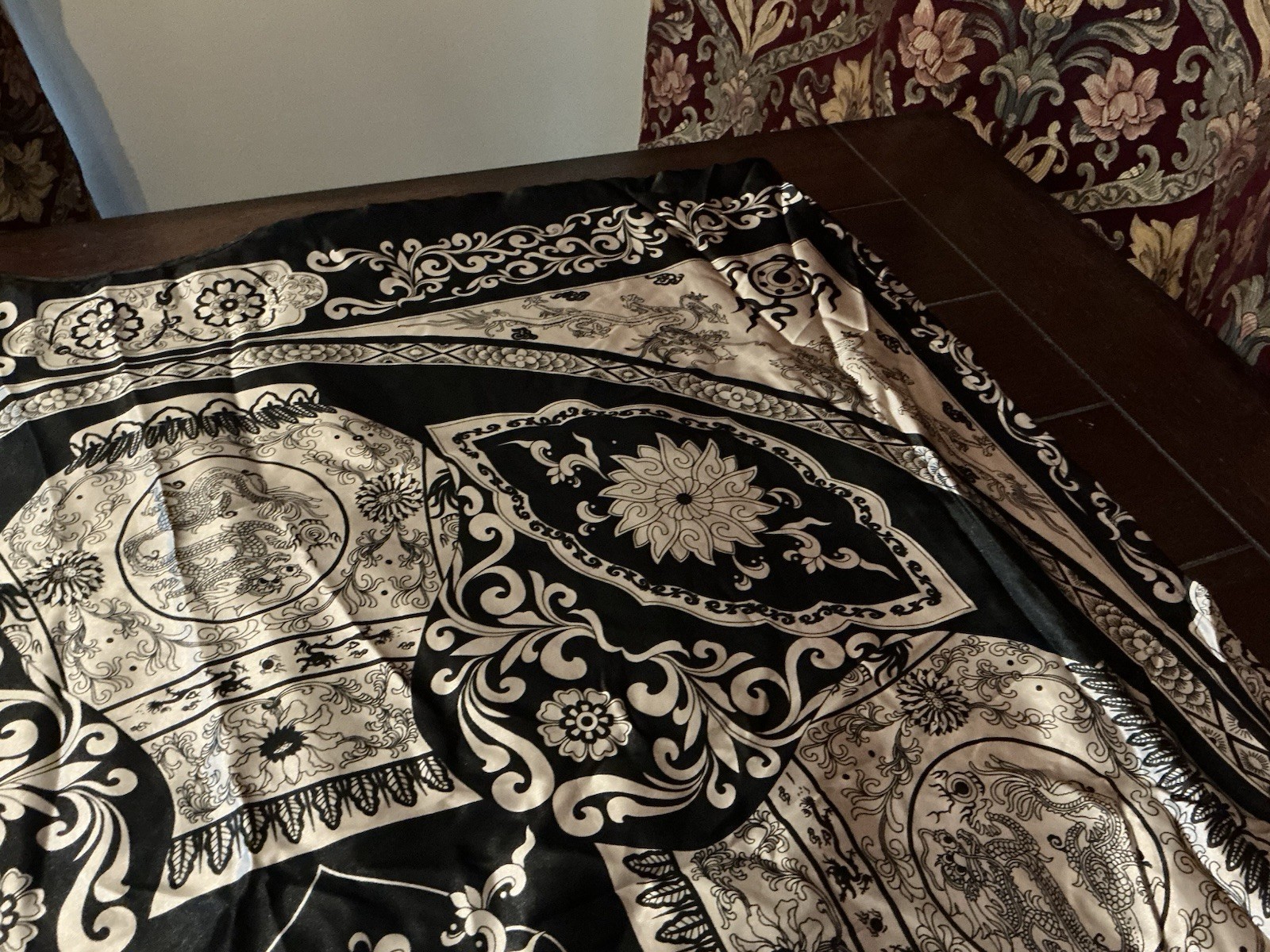 satin kimono 42″ long, plus size, dragon vase flower print, short sleeve, new