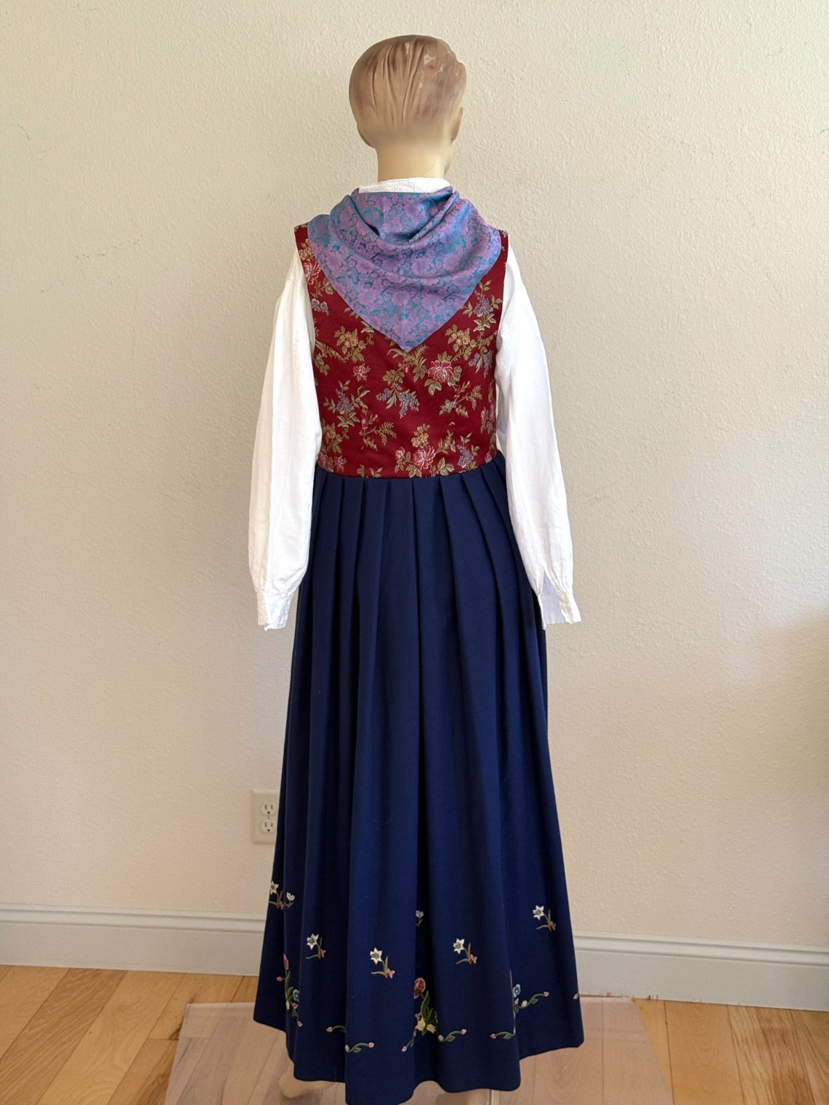 Rare AUTHENTIC NAVY NORWEGIAN BUNAD from FRØYA & ODIN in Norway size 16 Medium