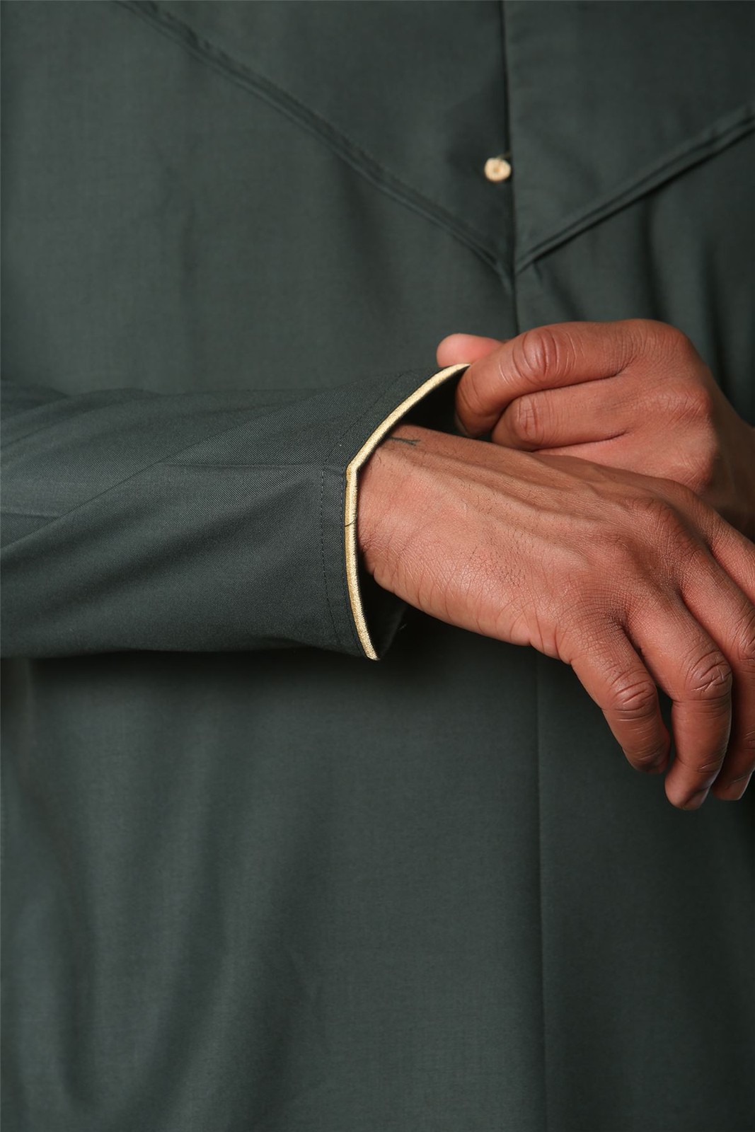 OE-300 – Men’s Green Emirati Omani Thobe Gold Embroidery