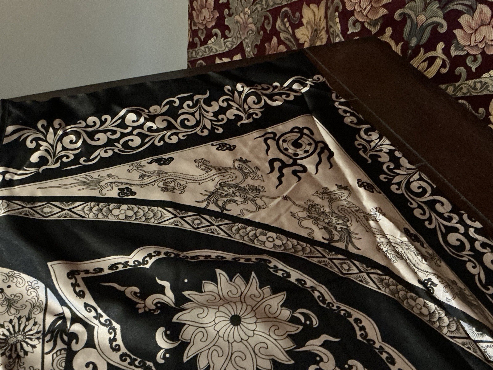 satin kimono 42″ long, plus size, dragon vase flower print, short sleeve, new
