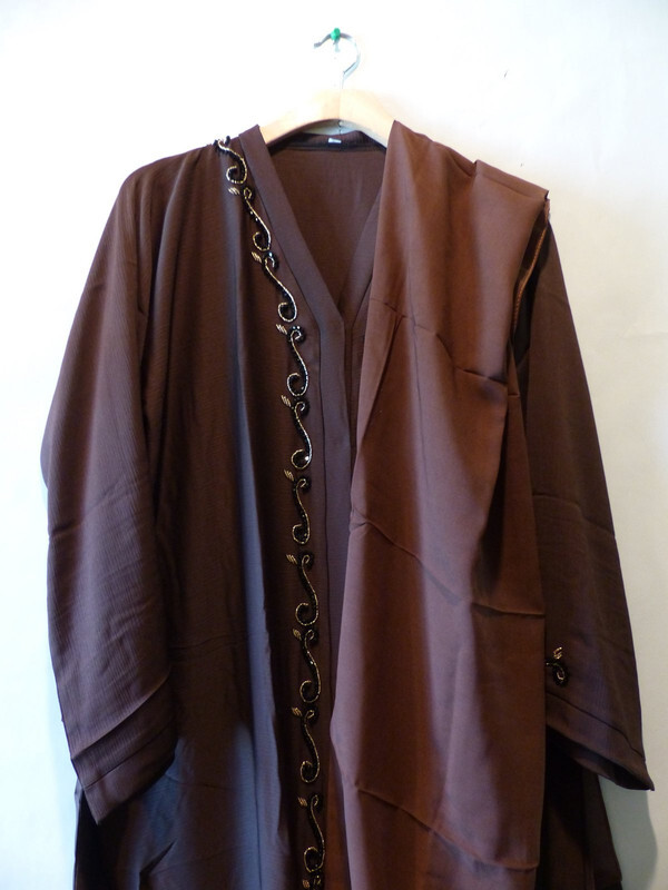 TRADITIONAL DARK BROWN KAFTAN AND SASH WITH BLACK AND GOLD EMBROIDERY SZ 54