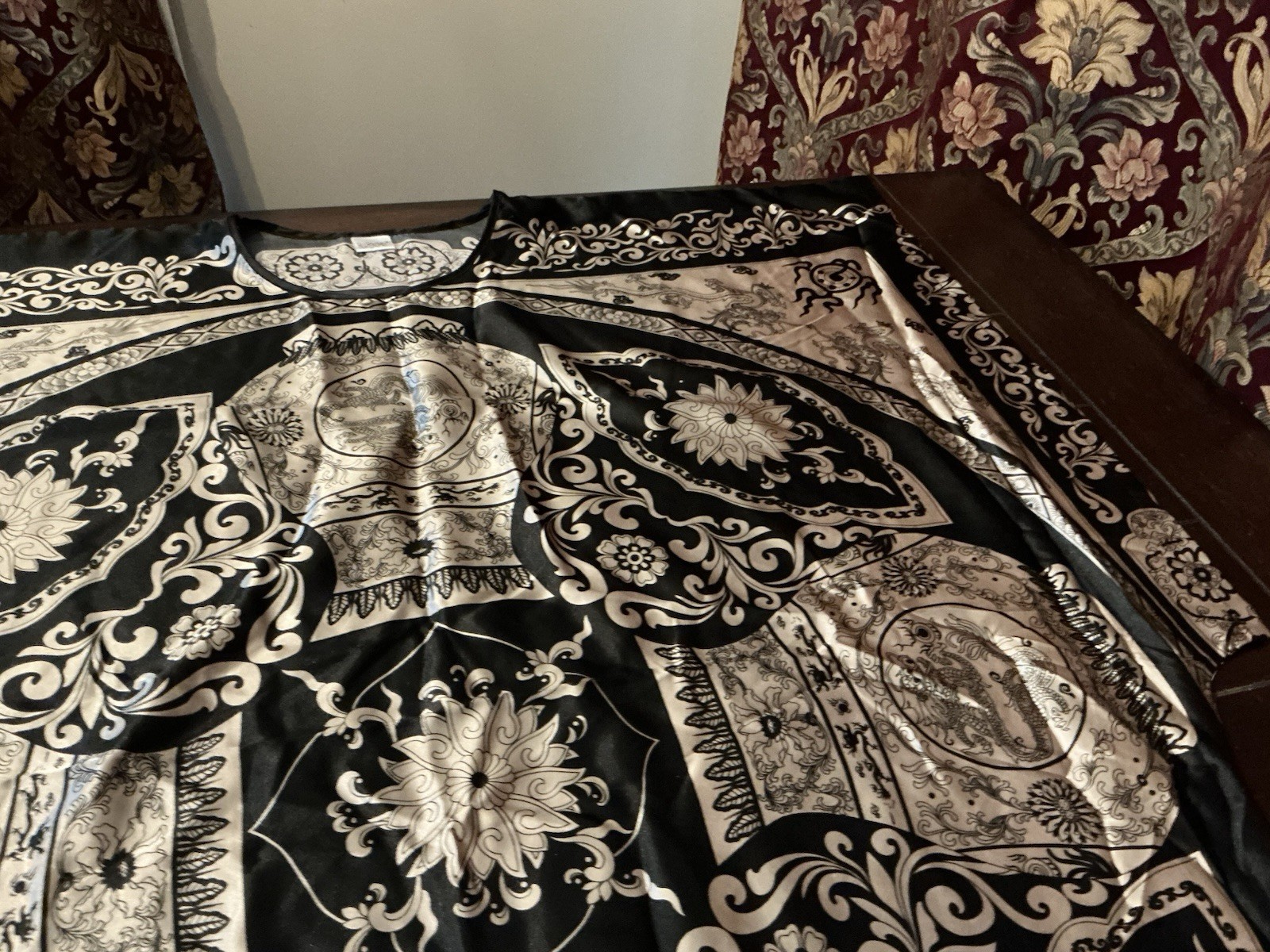 satin kimono 42″ long, plus size, dragon vase flower print, short sleeve, new
