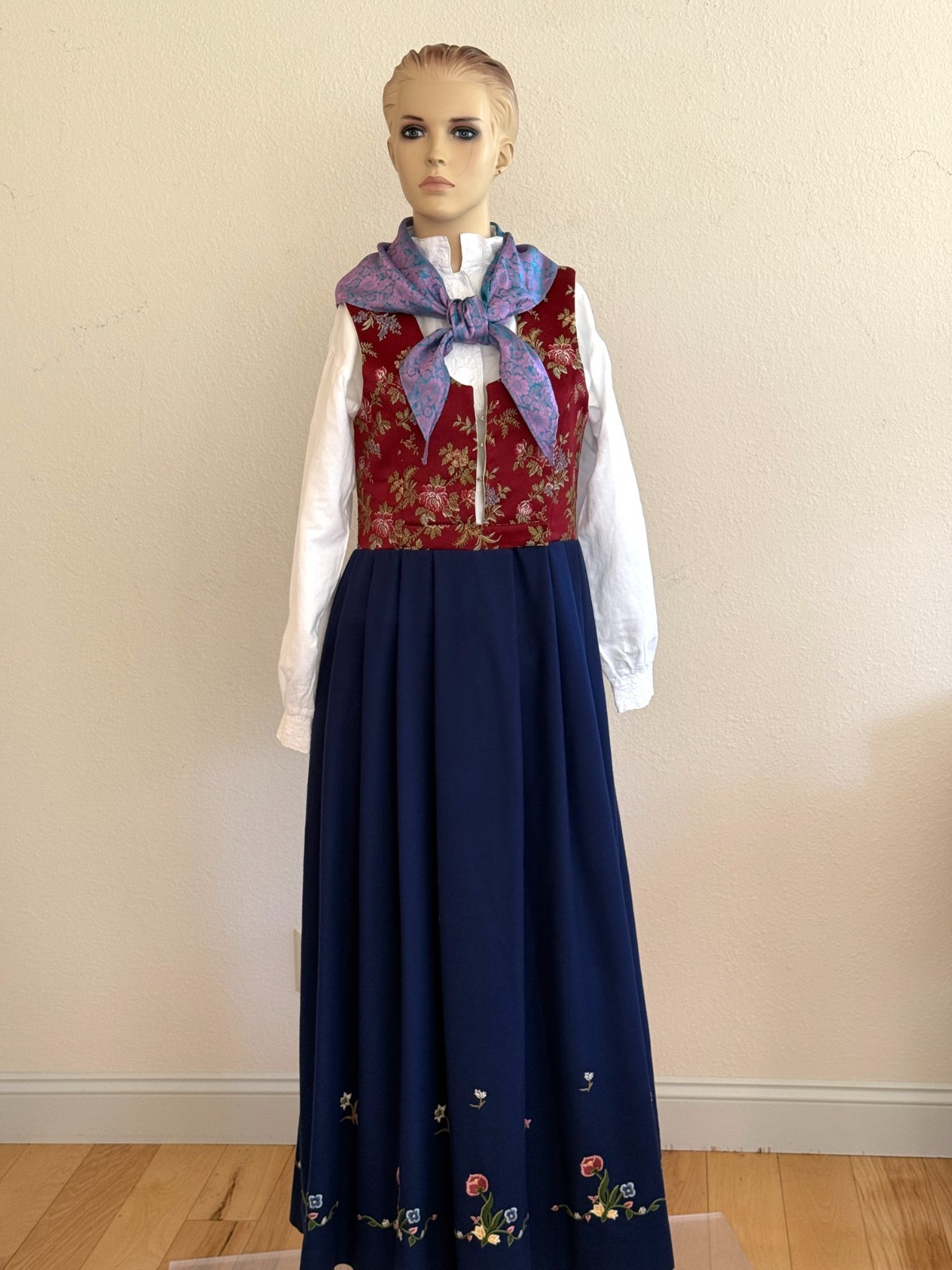 Rare AUTHENTIC NAVY NORWEGIAN BUNAD from FRØYA & ODIN in Norway size 16 Medium