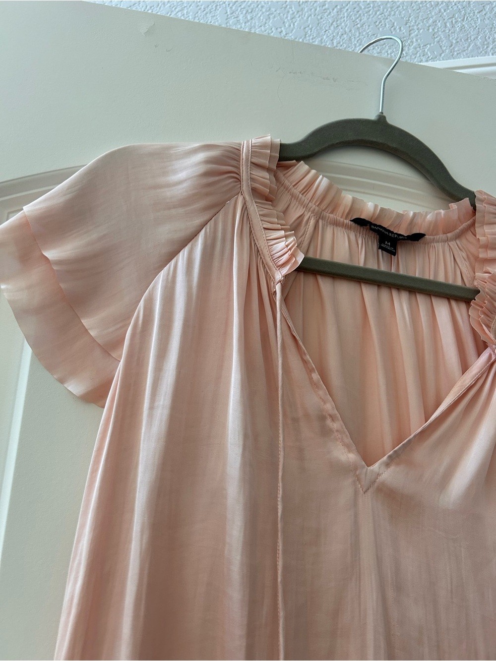 Banana Republic Ballet Pink Flutter Sleeve Ruffle V Neck Silky Blouse. SZ M. EUC