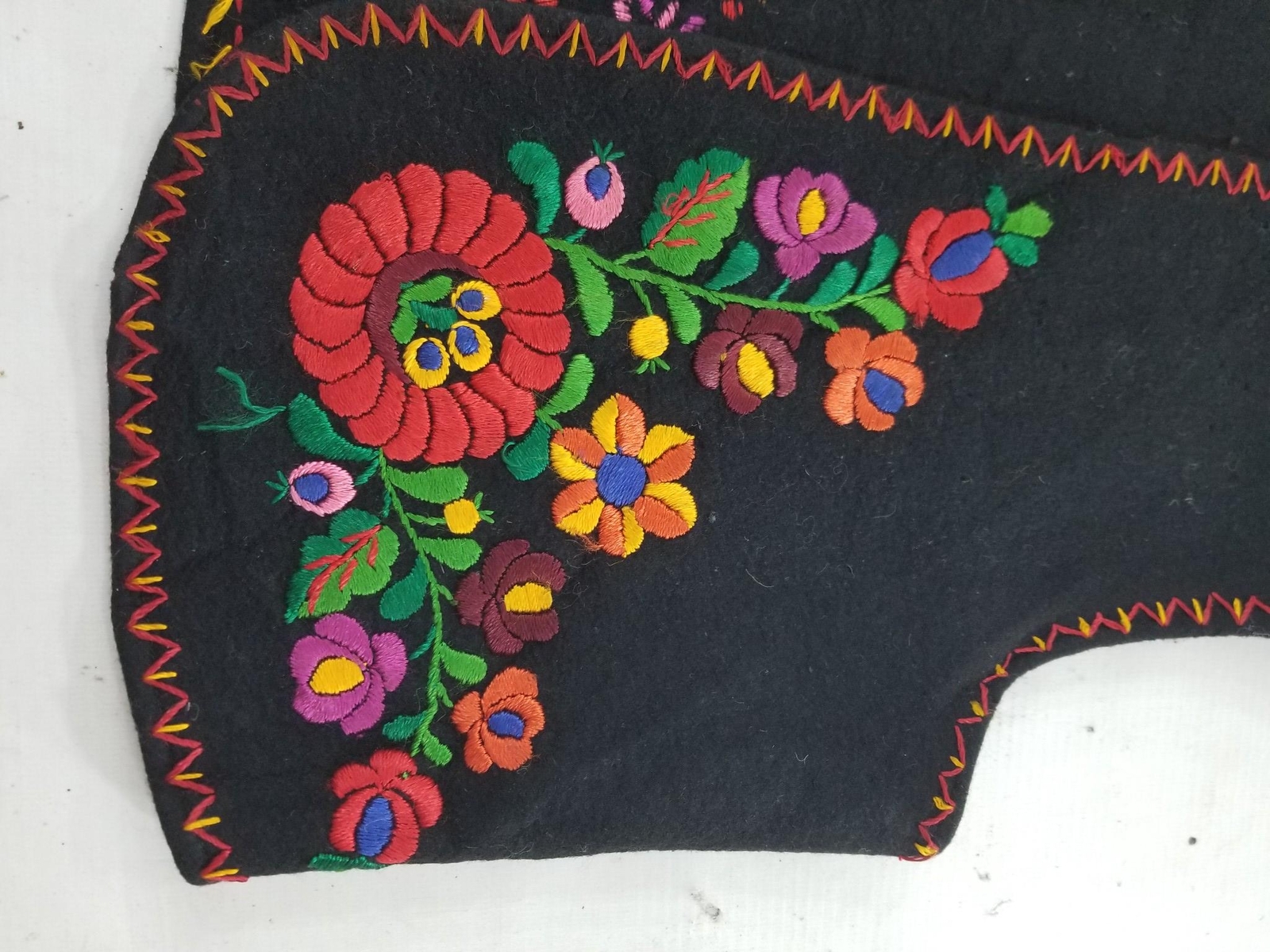 Vintage Traditional 1950s Hungarian Embroidered Wool Vest L:18, B:18, S:14 in