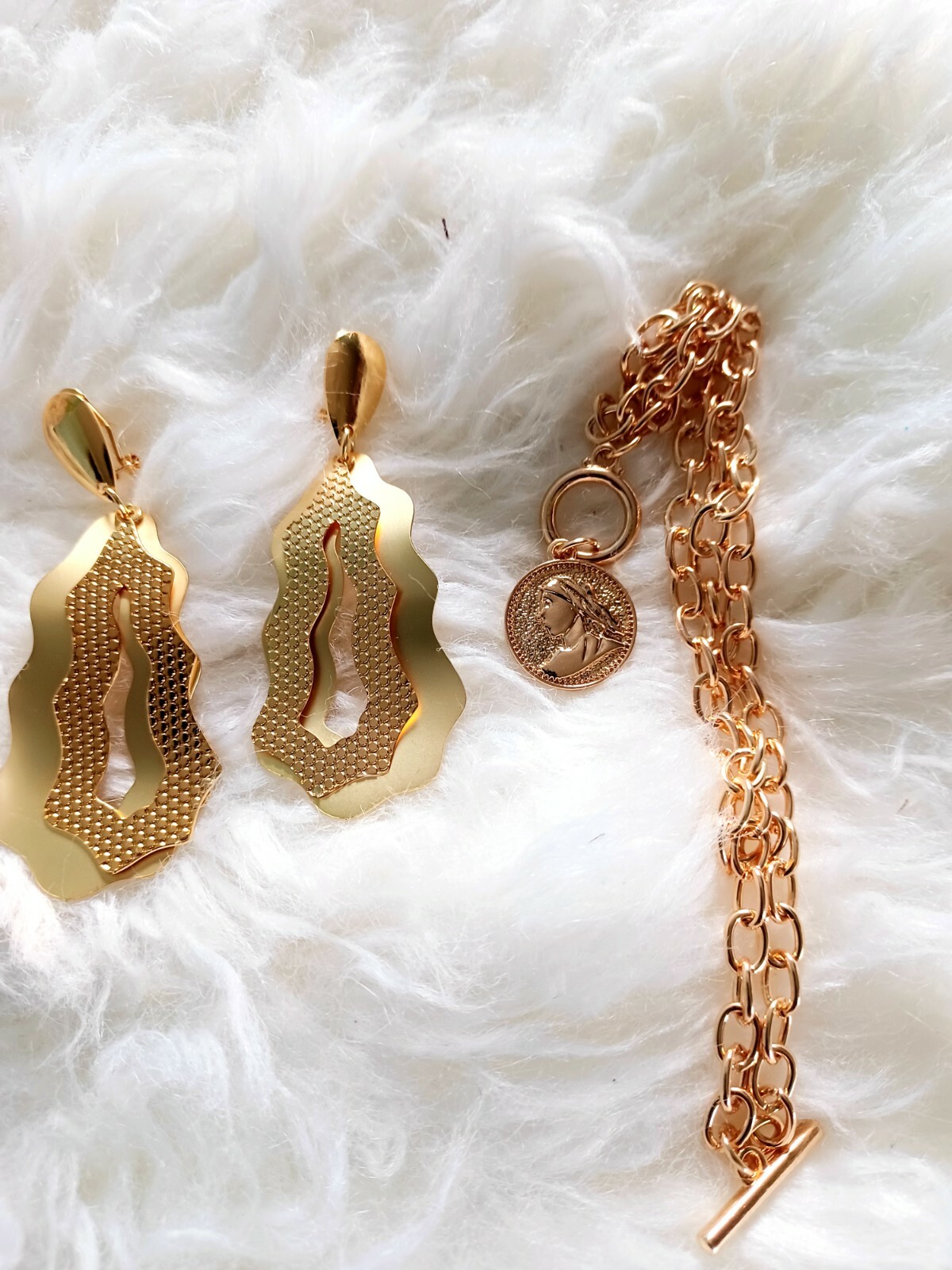 Trendy, versatile and gold plated bracelet and earrings sets