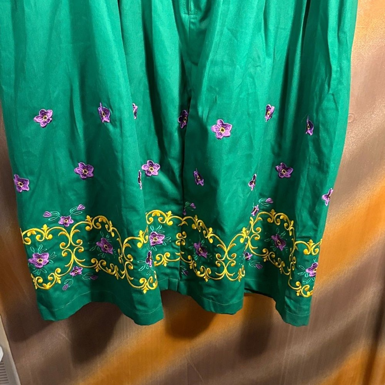 Drindl Trachten Haus xxxl Green Embroidered Dress with White Blouse 400