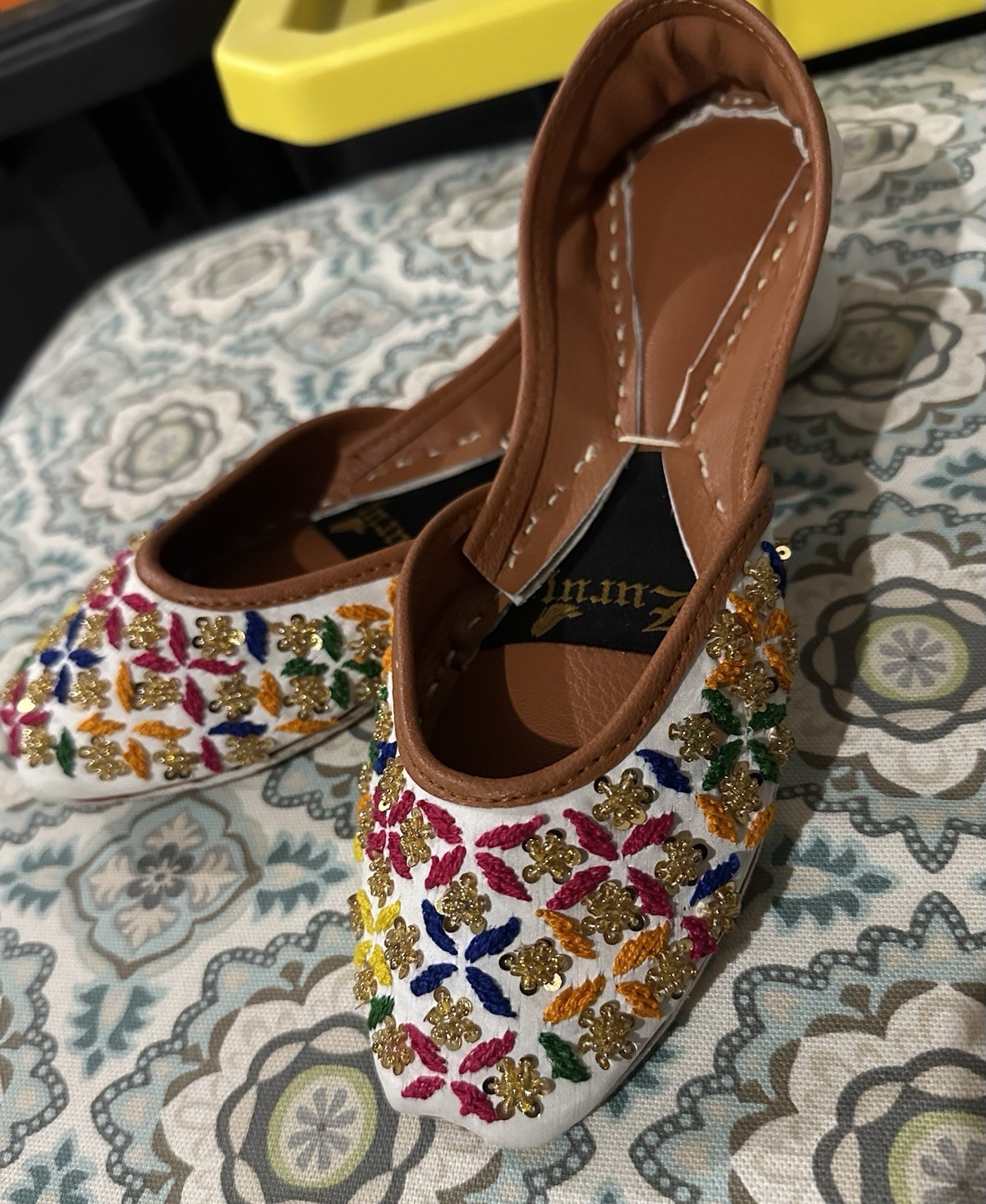 Multicolored White Embroidered Gold Sequin Khussay – Size 6 *New*