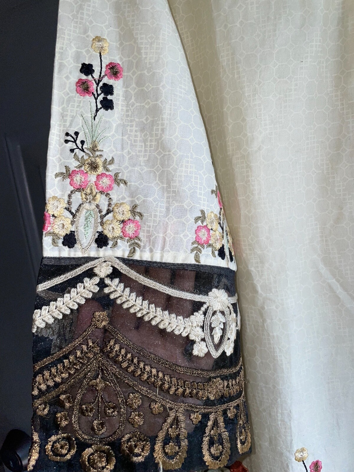 Women’s indian/ pakistani kurti medium embroidered with mid length  sleeves