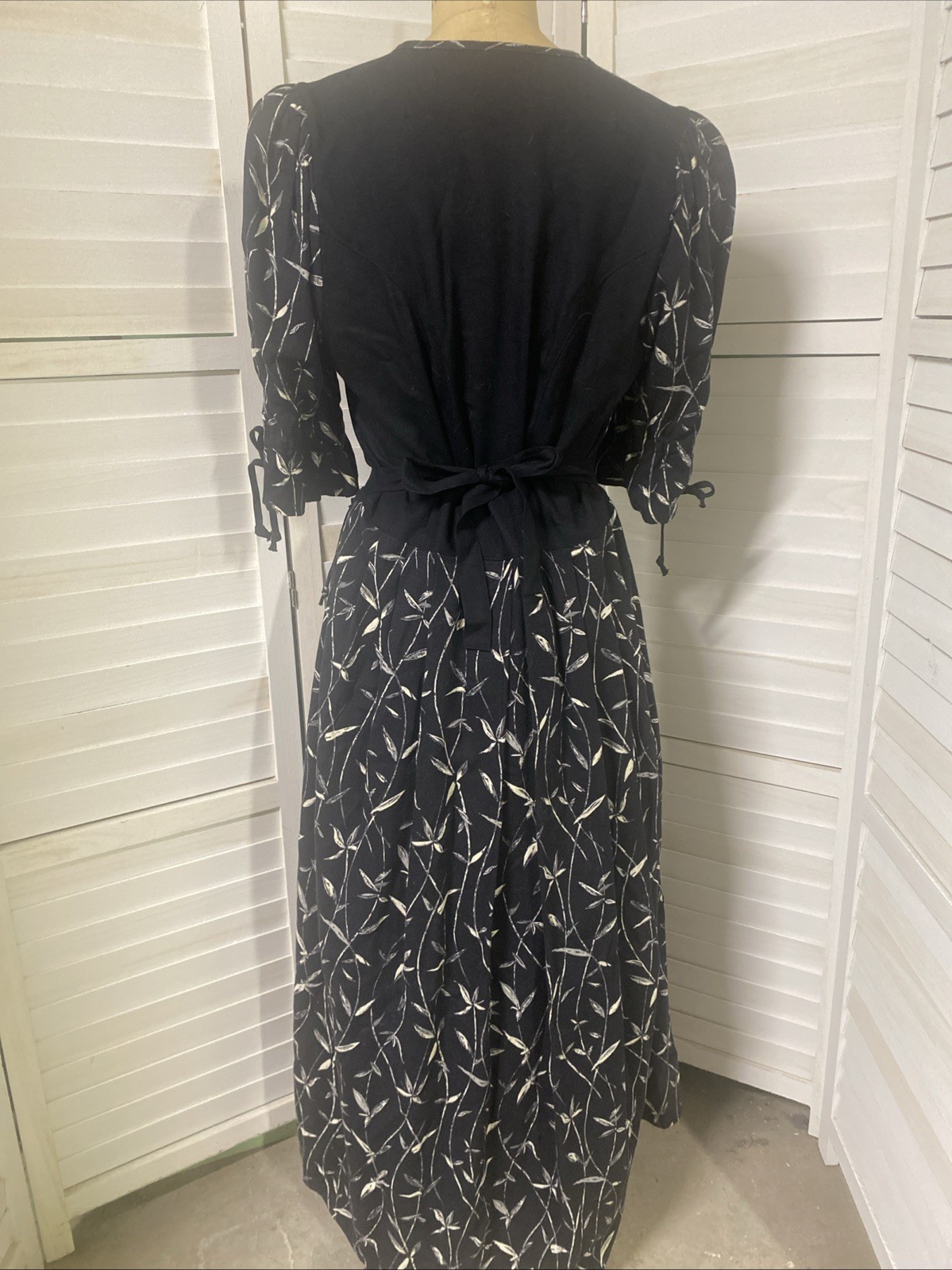 VTG Black Viscose Floral German Bavarian Long Dirndl Dress Oktoberfest Large
