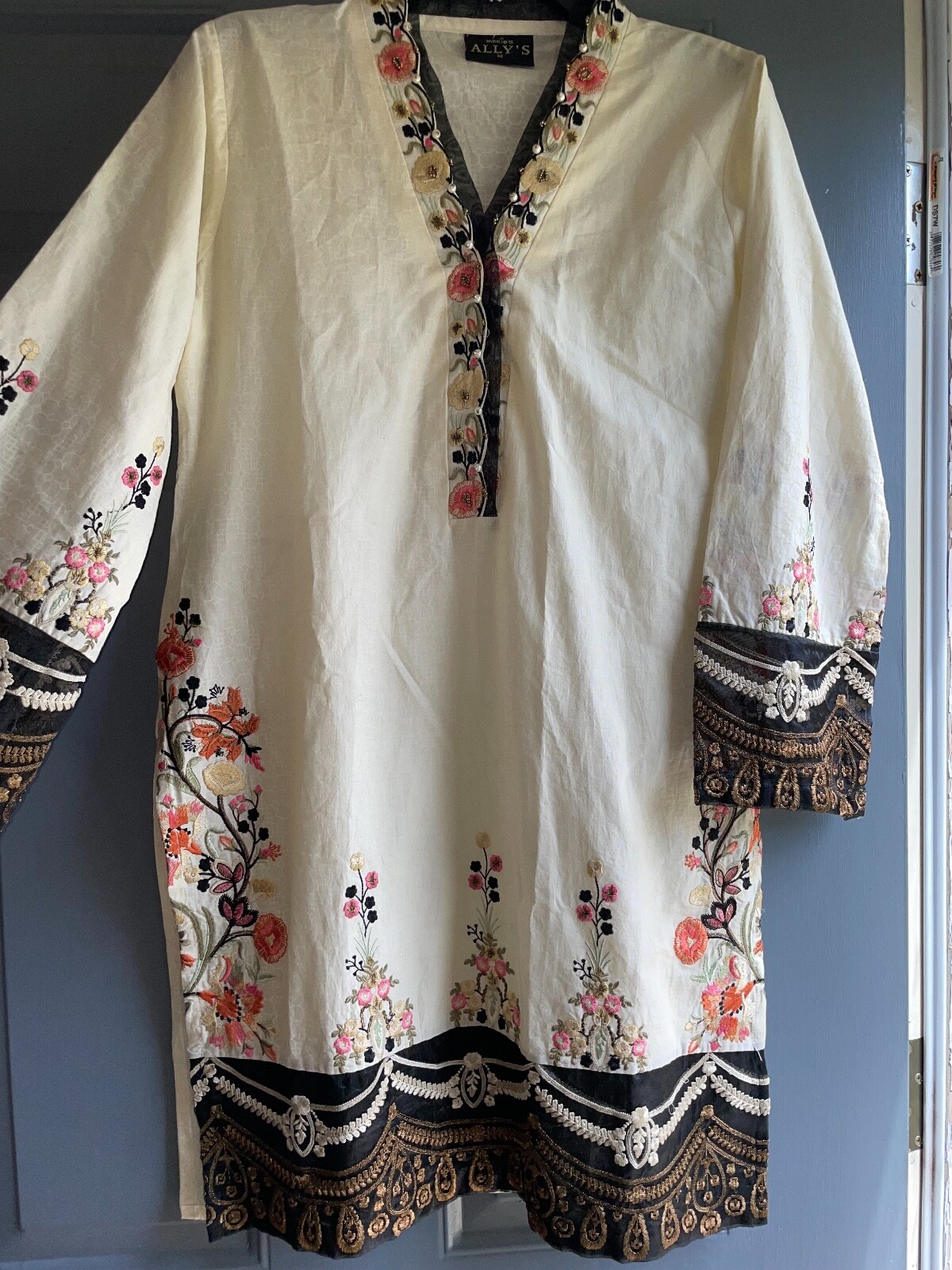 Women’s indian/ pakistani kurti medium embroidered with mid length  sleeves